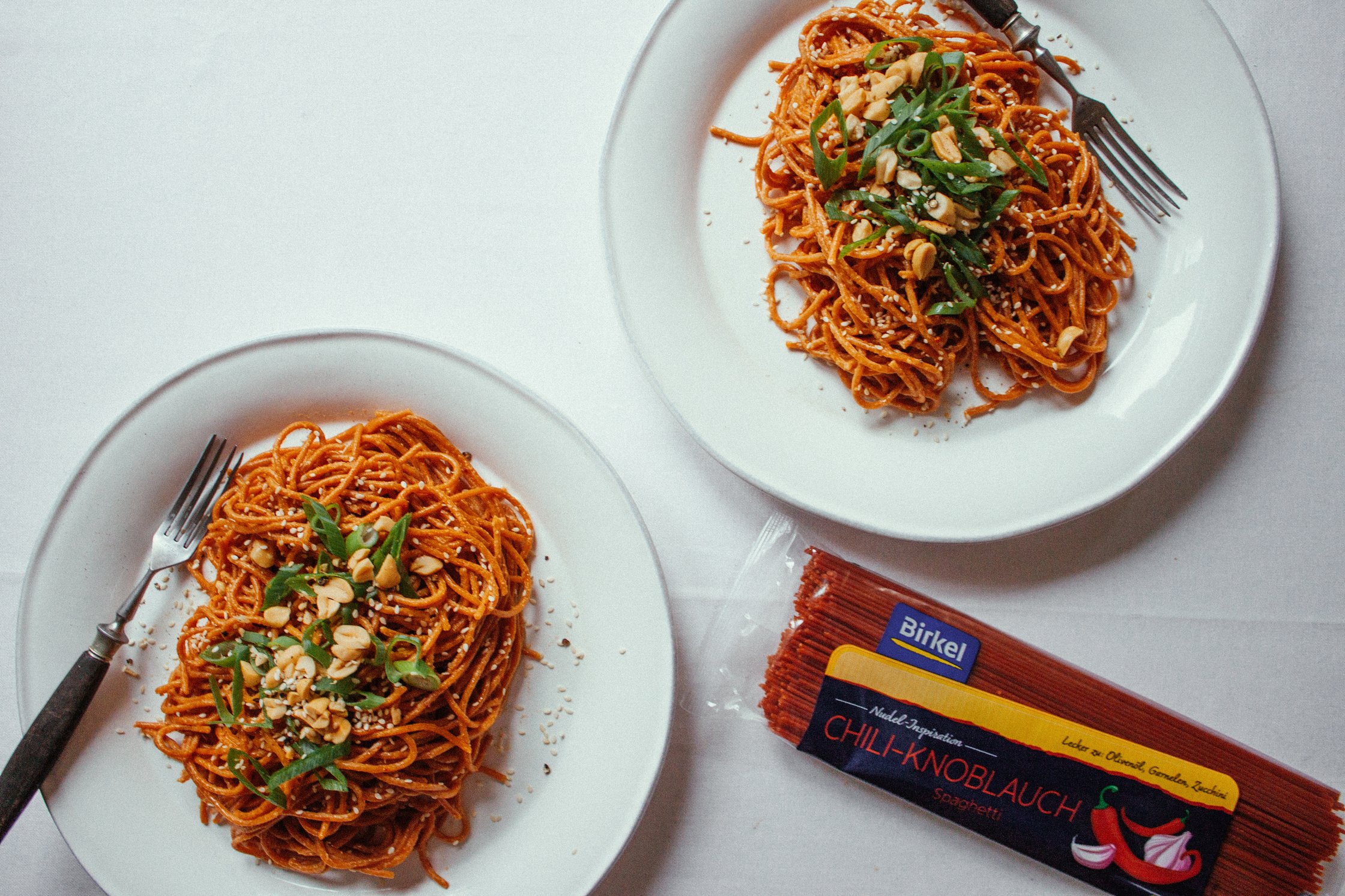 angerichtete teller spaghetti auf dem tisch