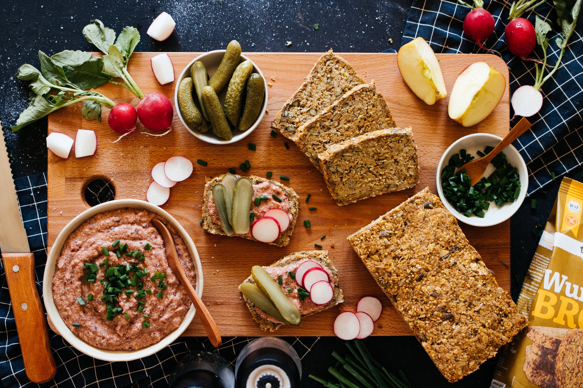 vegan liverwurst with bread and veggies
