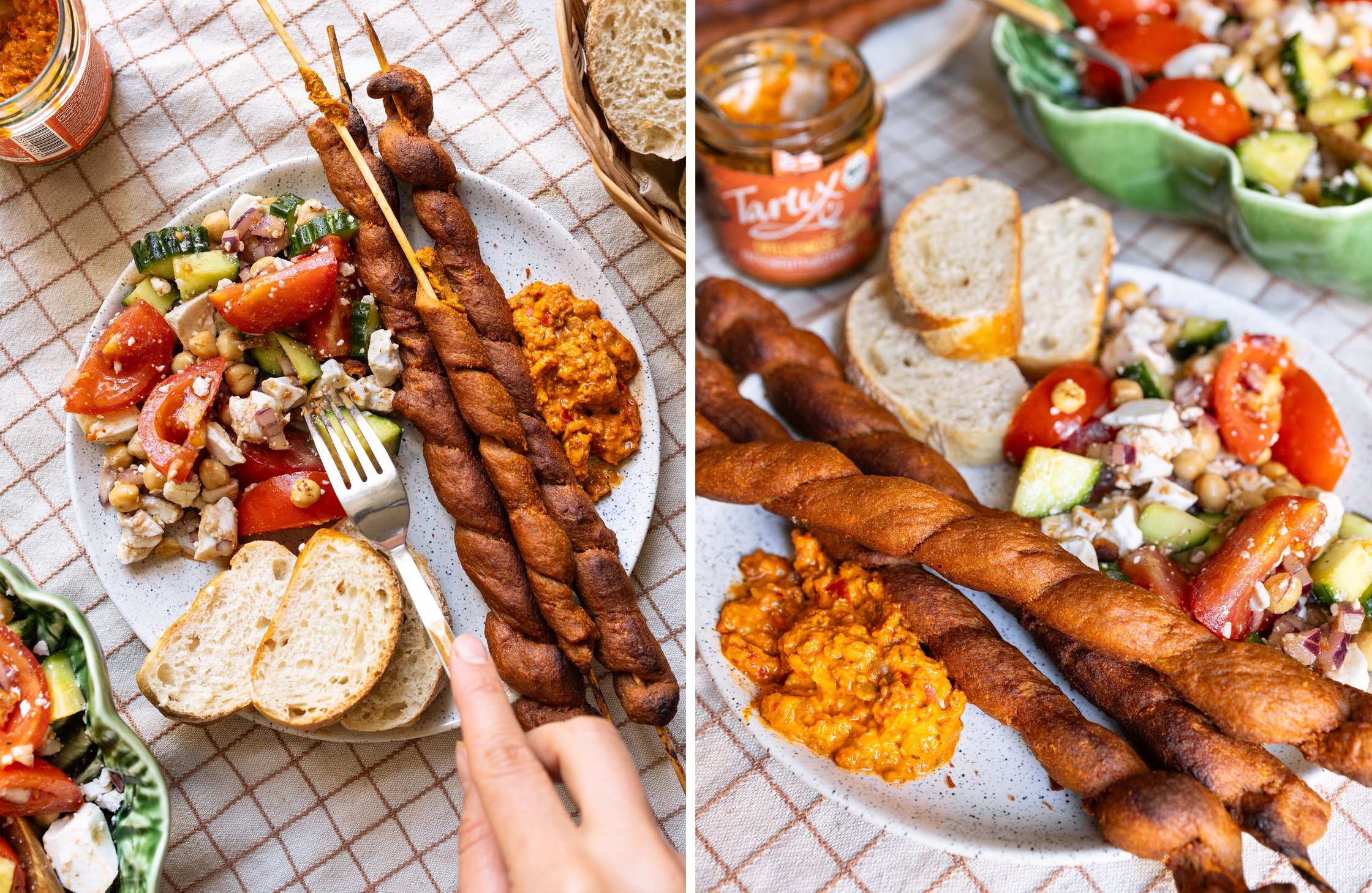 Die fertigen veganen Grillfackeln werden mit dem Kichererbsensalat, Baguette und dem Tartex Brotaufstrich auf einem Teller se
