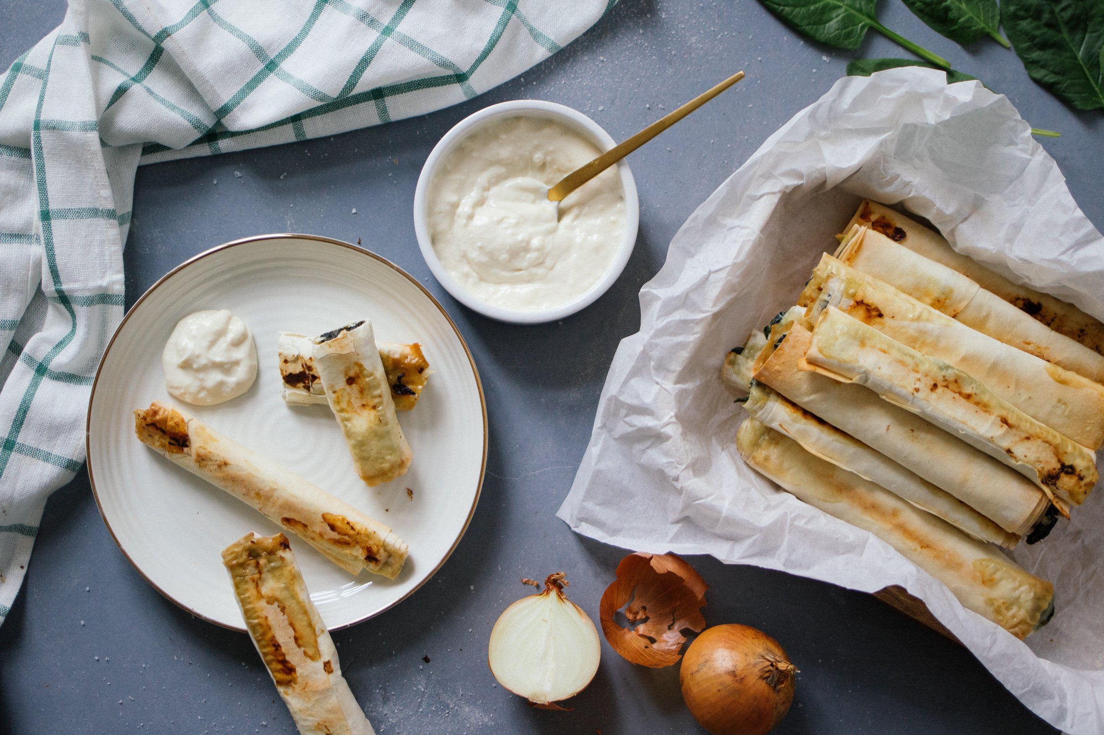 Börek angerichtet auf einem hellen Untergrund