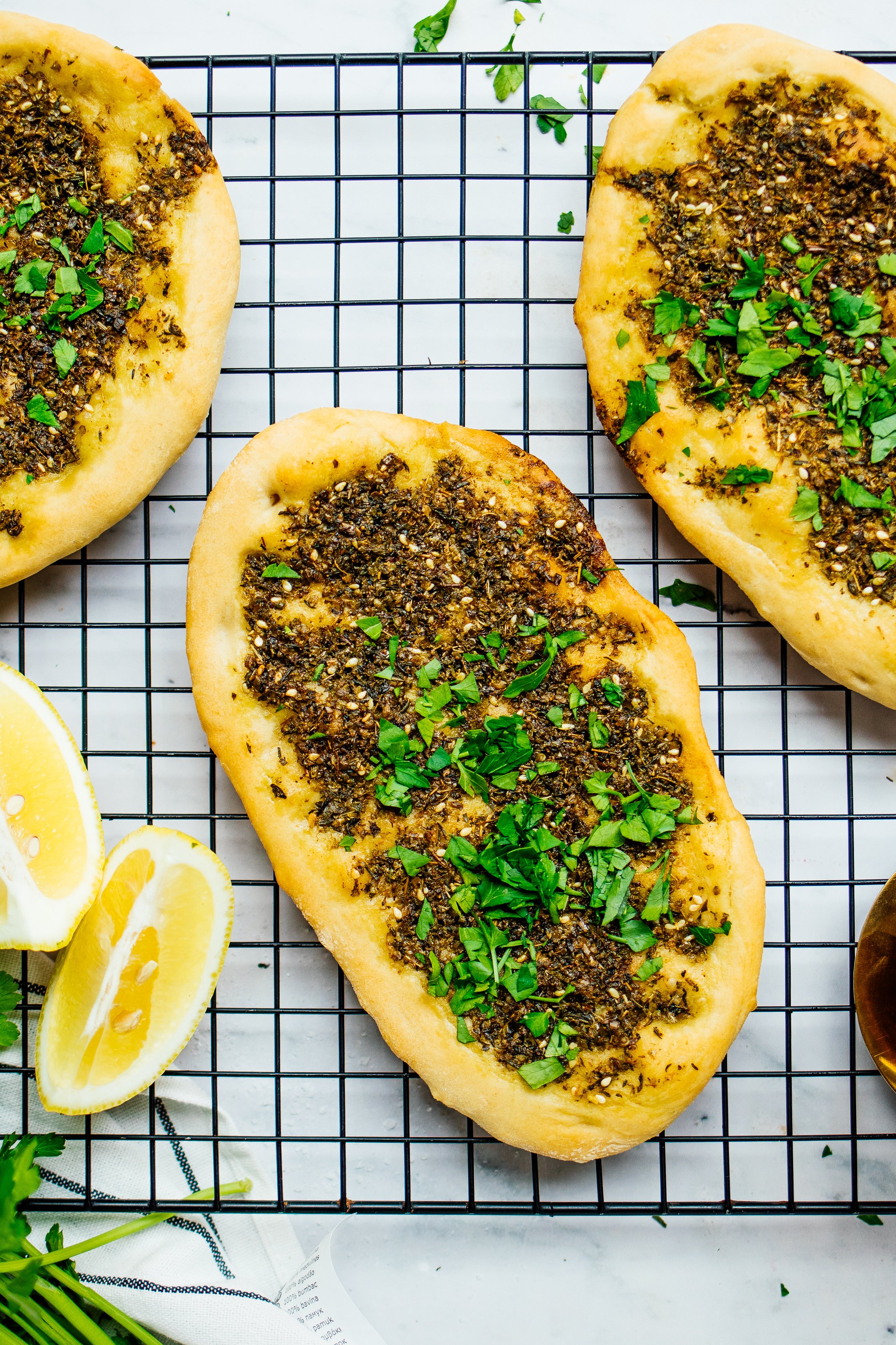 vegane Manakish auf Abkühlgitter