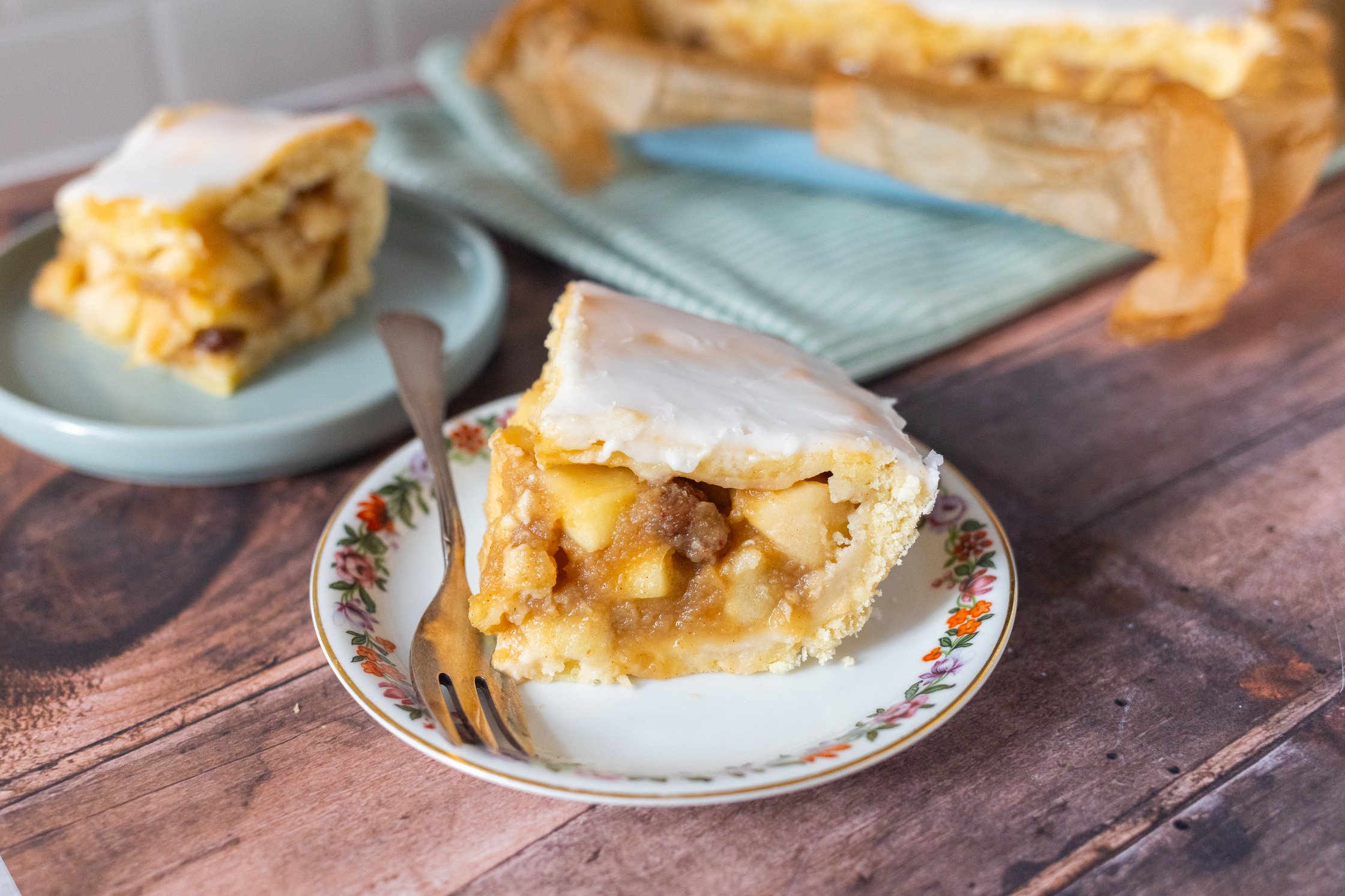 apfelkuchen stückchen liegen aufgeschnitten auf tellern