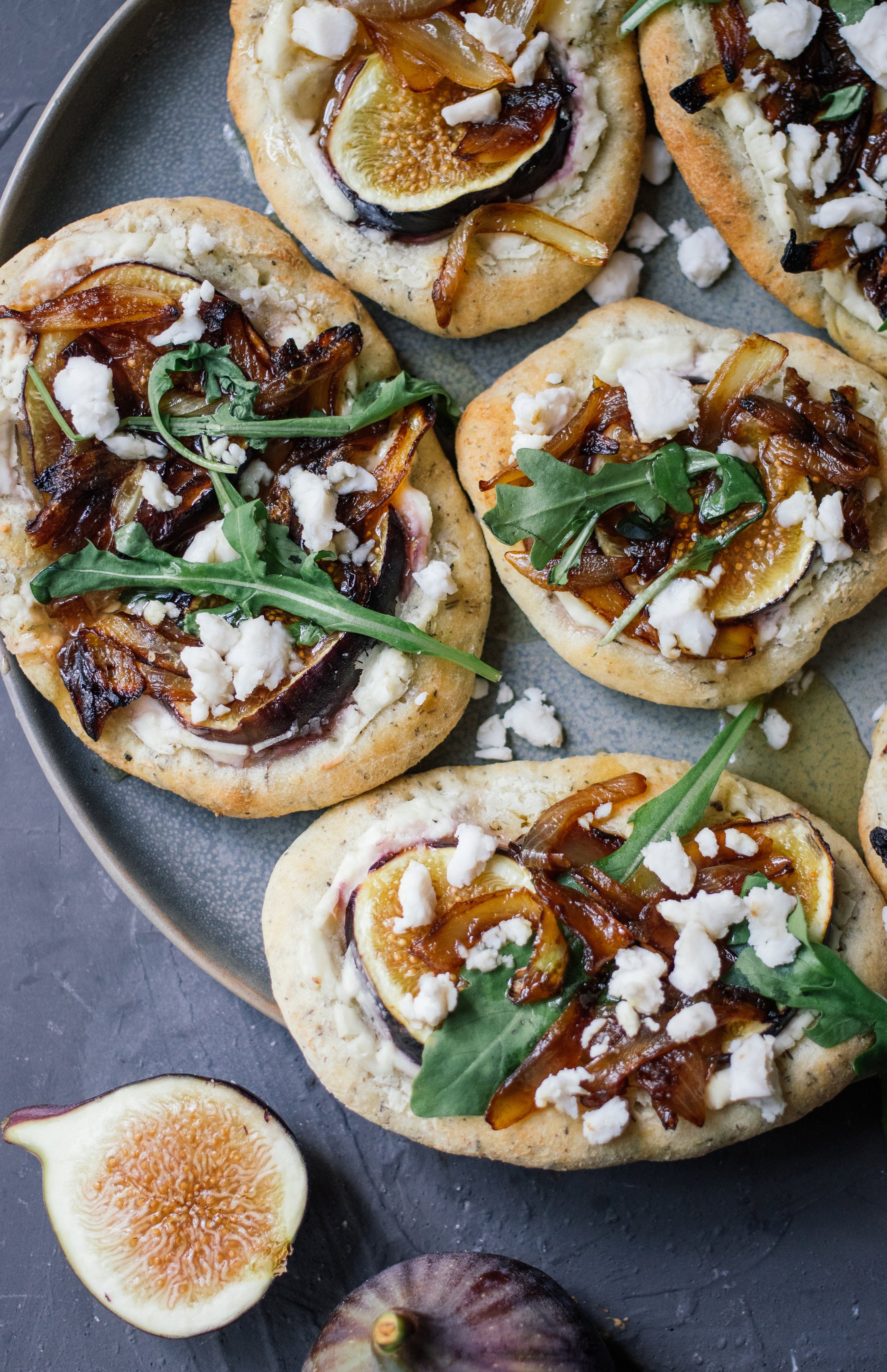 nahaufnahme von Veganer Flatbread Minipizza mit Feigen und Balsamico-Zwiebeln