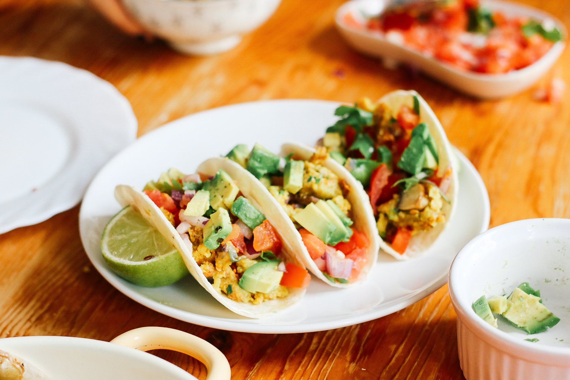 Drei Tacos sind bereit zum essen und liegen auf einem Teller