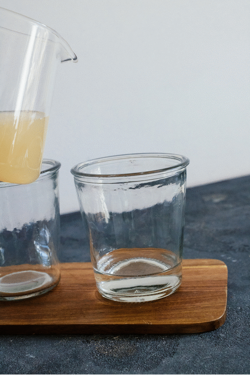 ein Glas wird gefüllt mit Apfelsaft