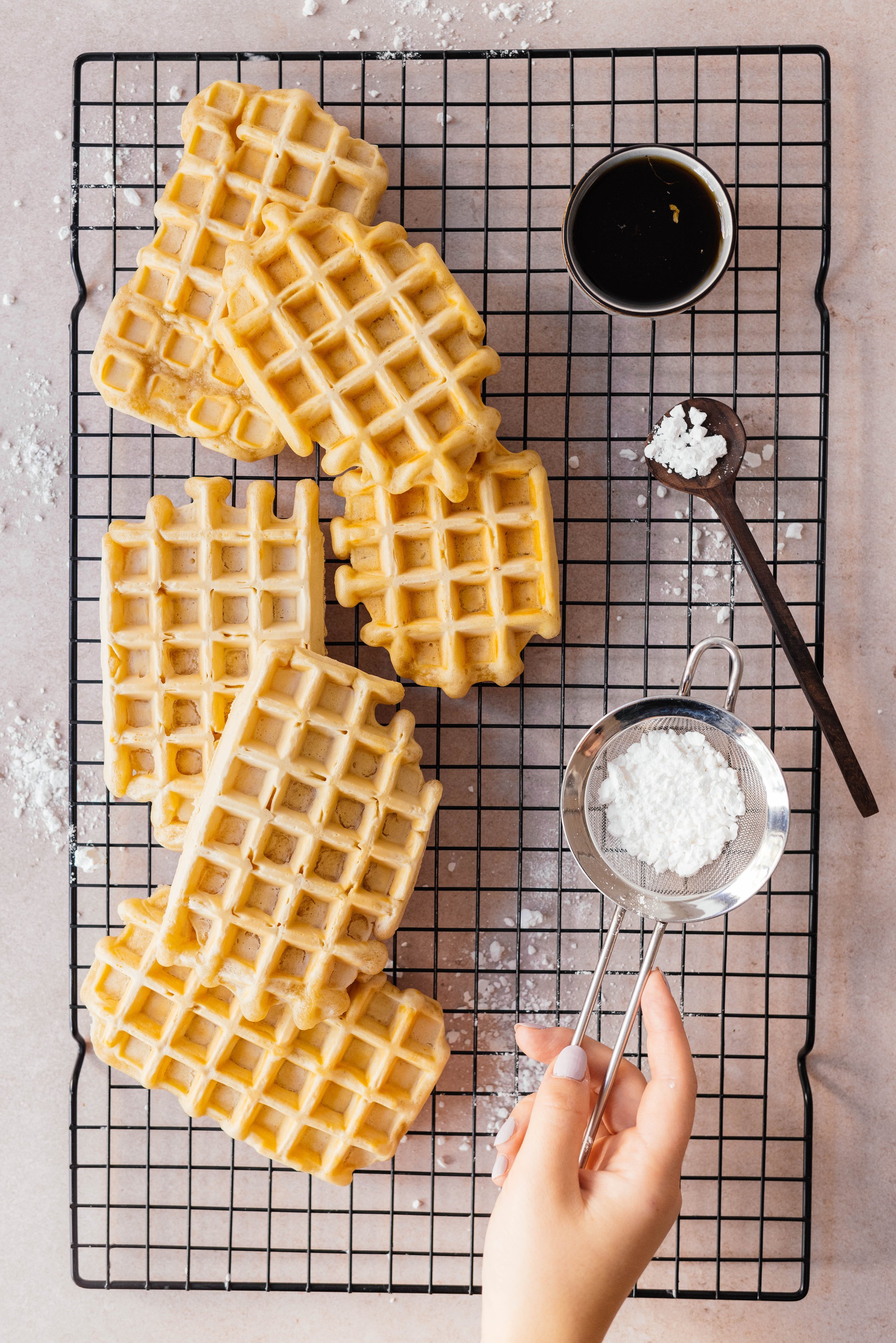 Waffeln auf einem Abkühlgestell.