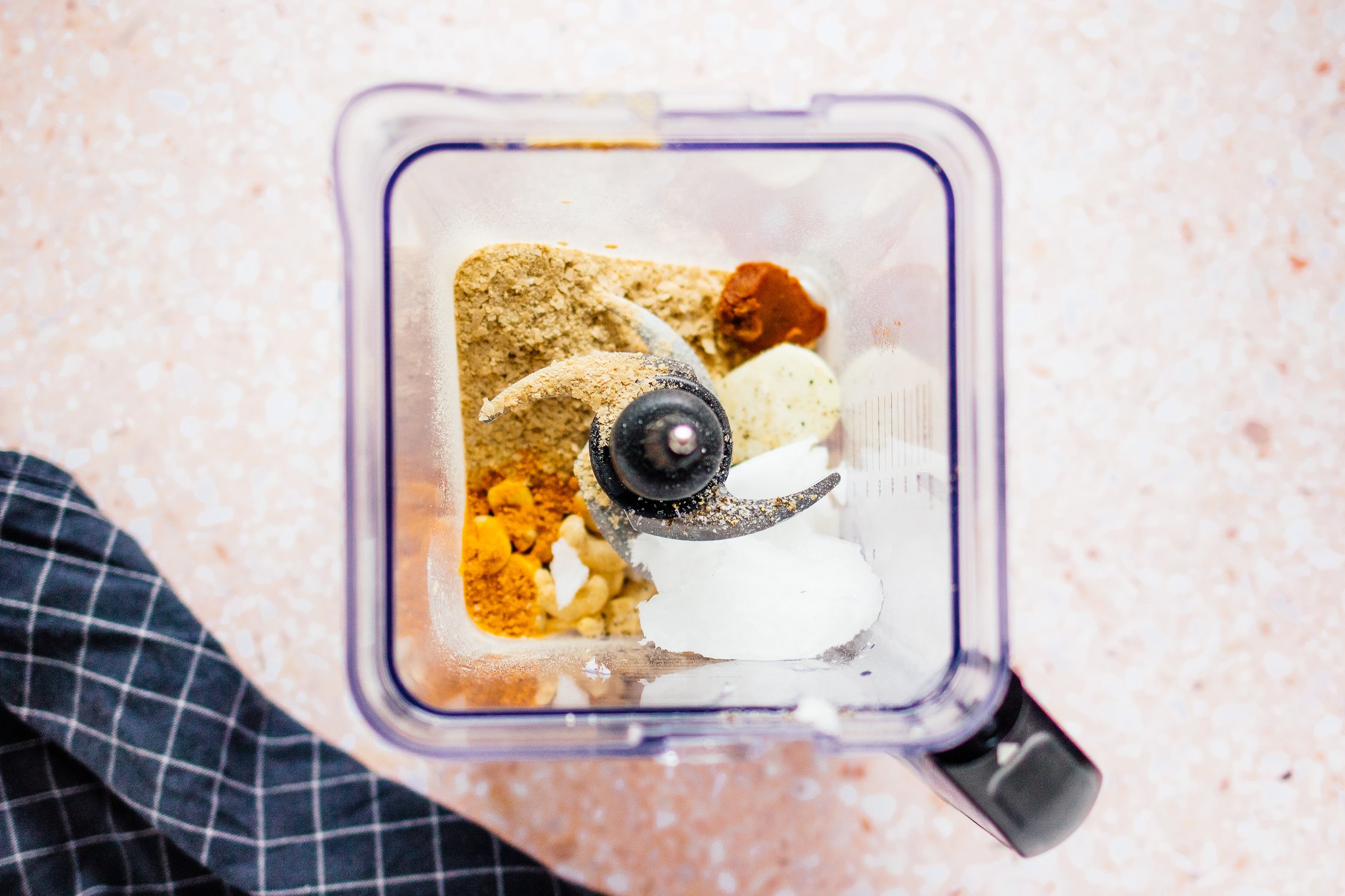 Mixer mit Cashewkernen, Misopaste und Hefeflocken