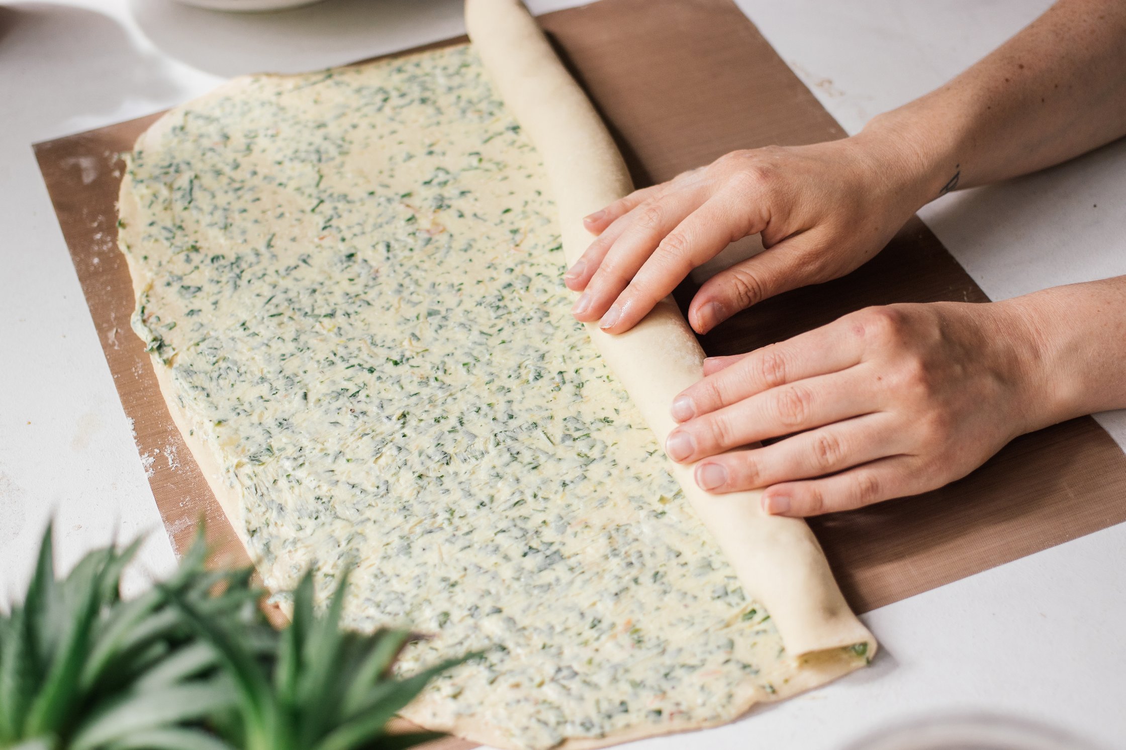 teig mit veganer knoblauchbutter aufrollen