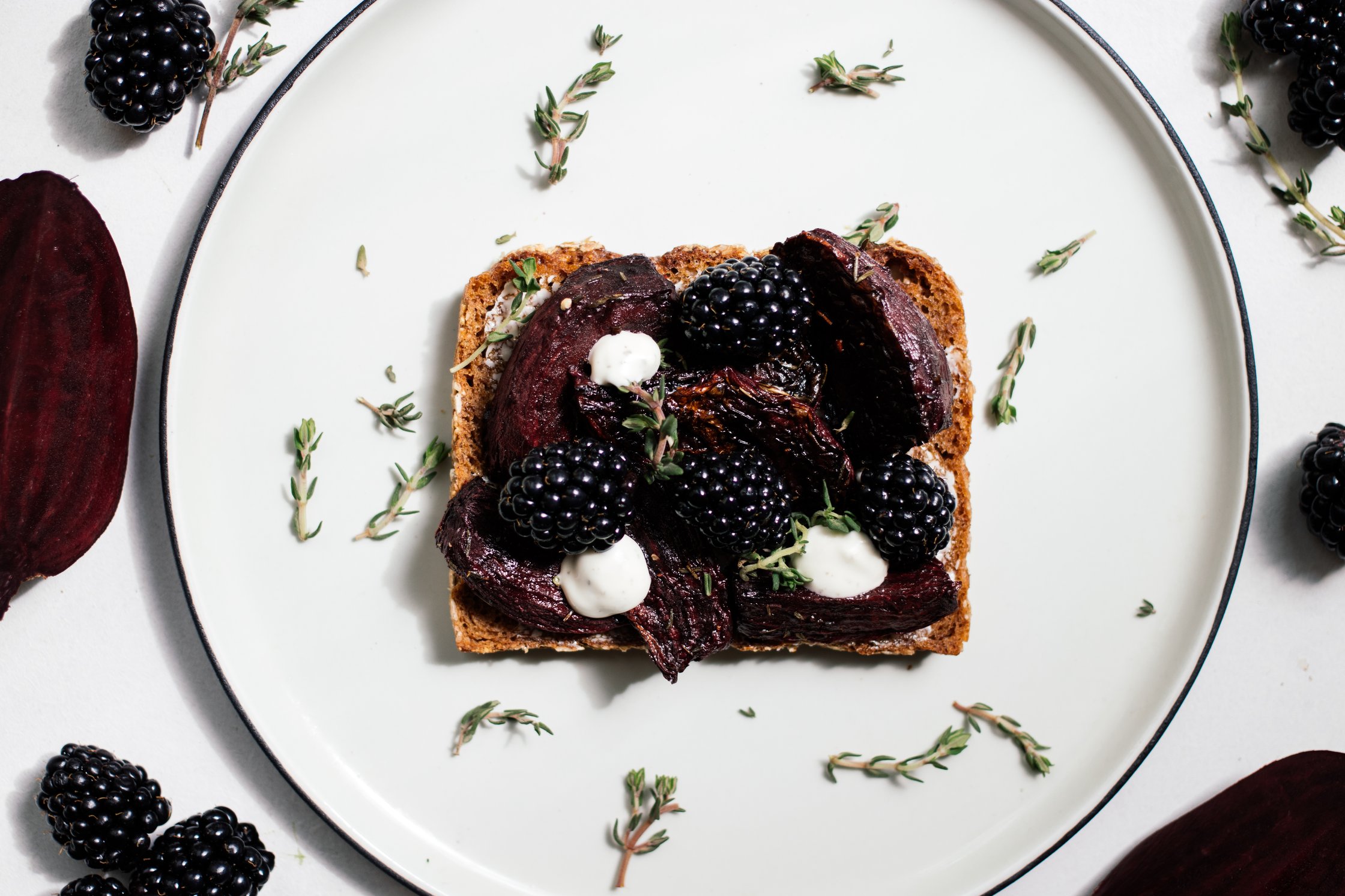 vegan smorrebrod with blackberries and beetroot