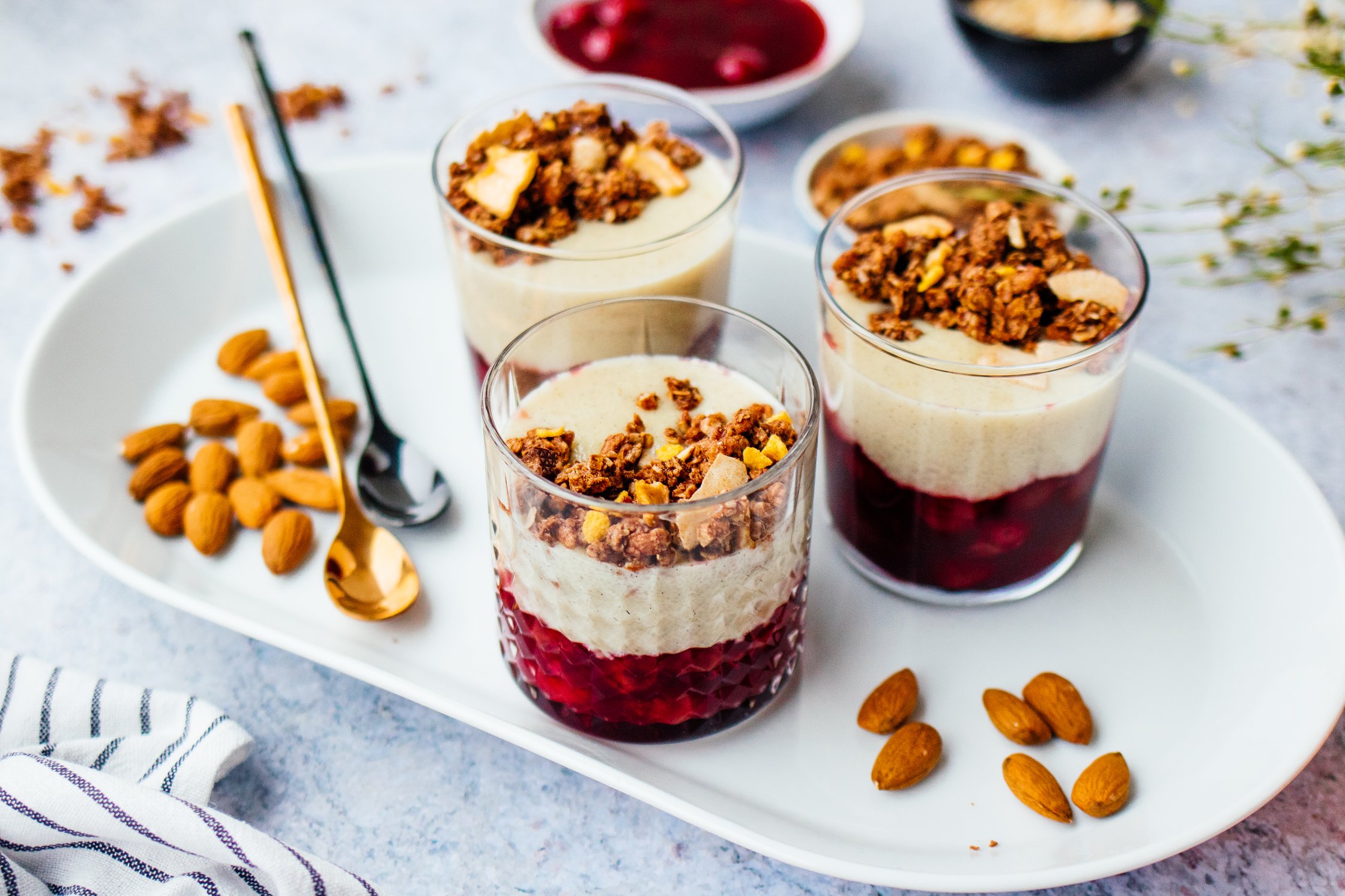 veganes Dessert mit Grieß und Kirschen