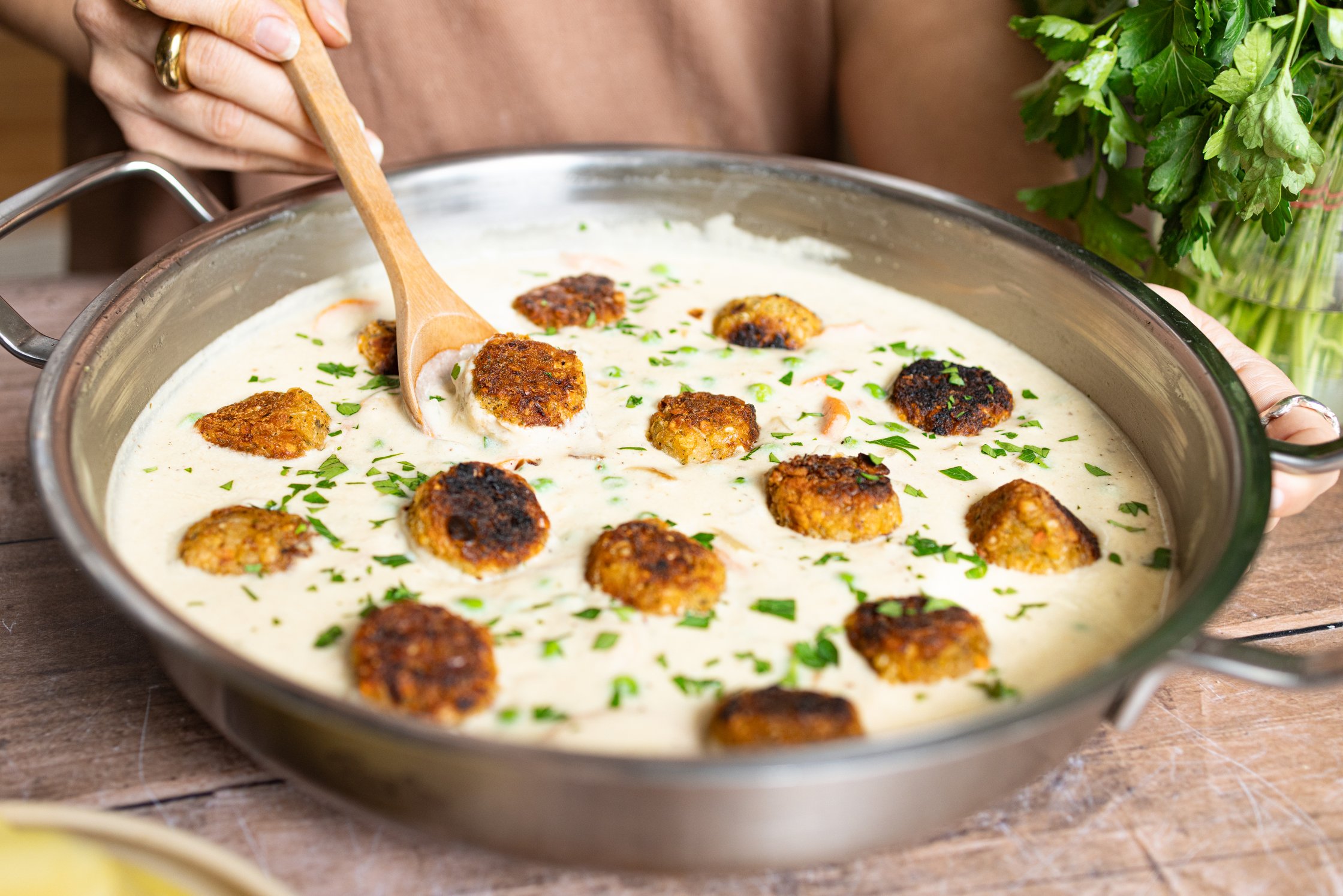 Veganer Wikingertopf in einer tiefen Pfanne.