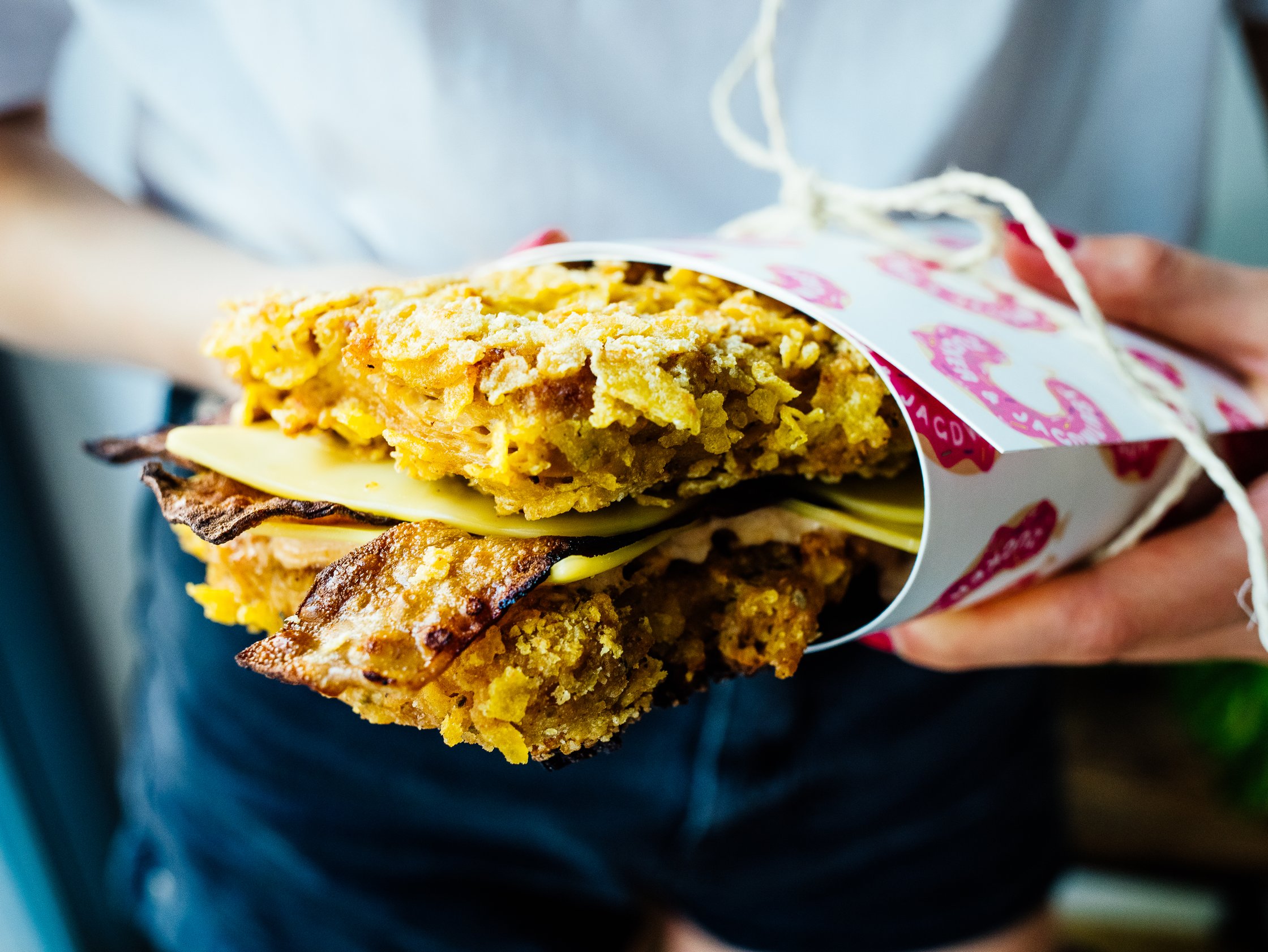 veganes Double Down Sandwich wird gehalten