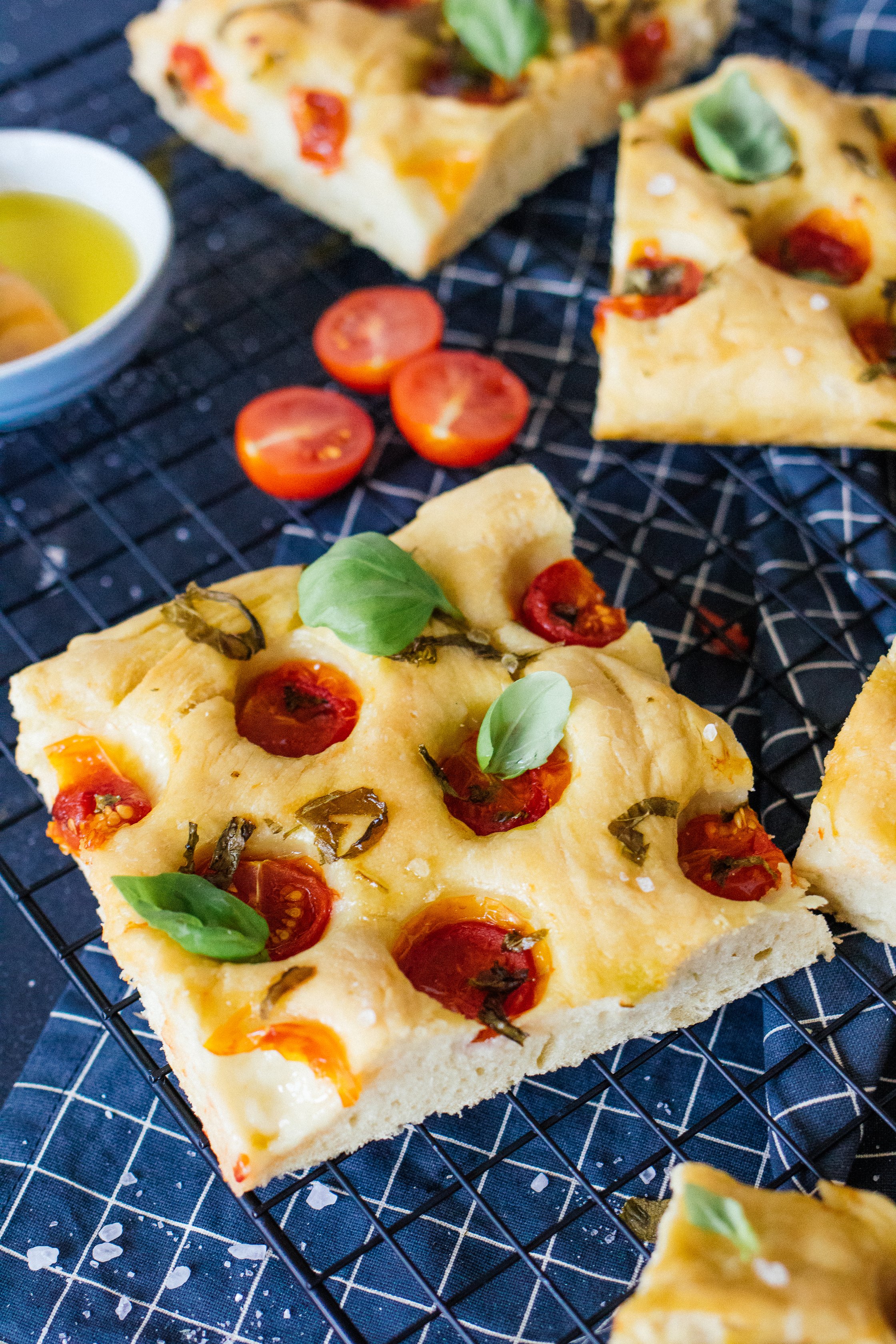vegane Focaccia mit Tomaten und Basilikum auf einem Gitter