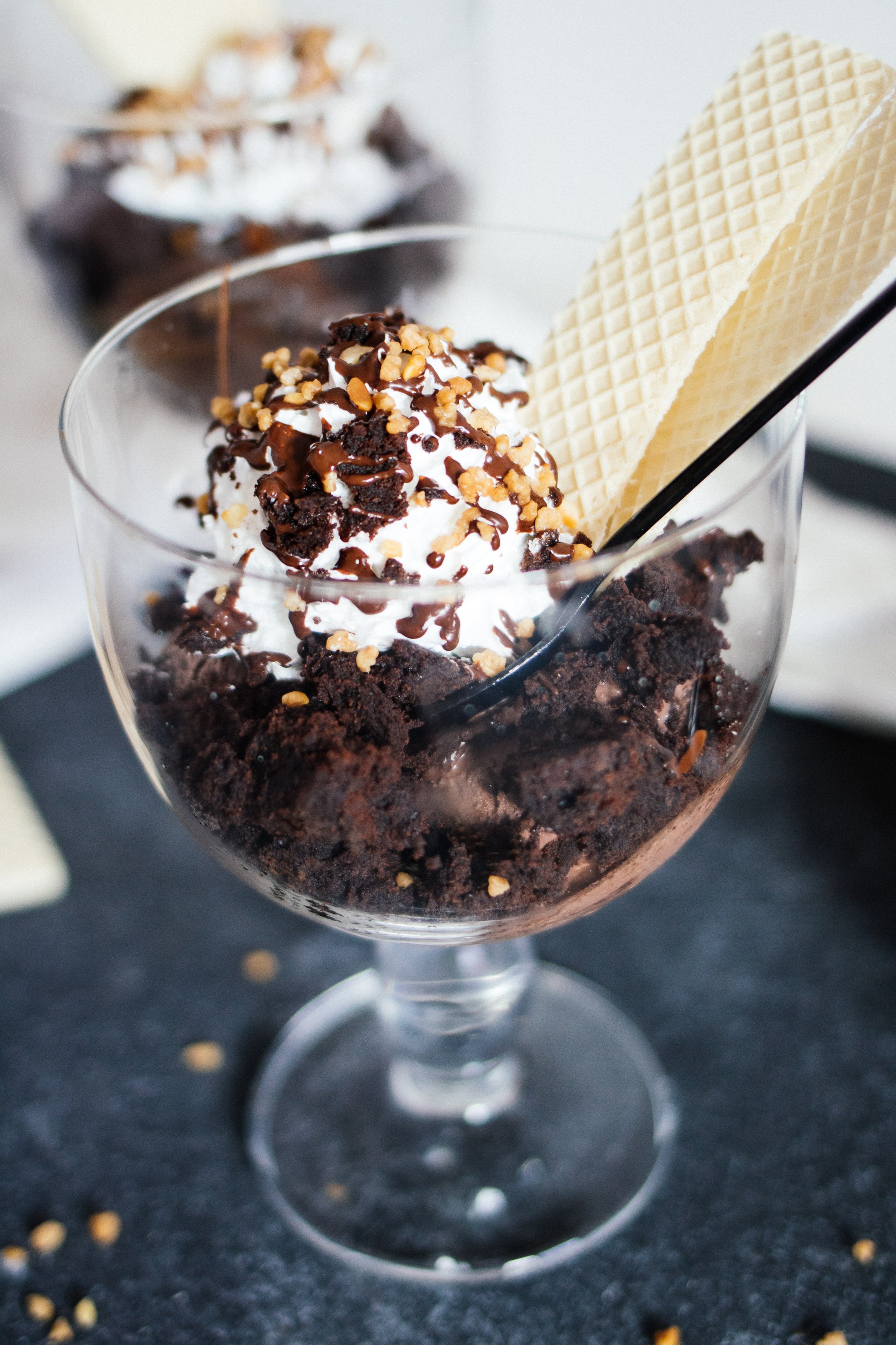 Vegane Toppings auf Eisbecher