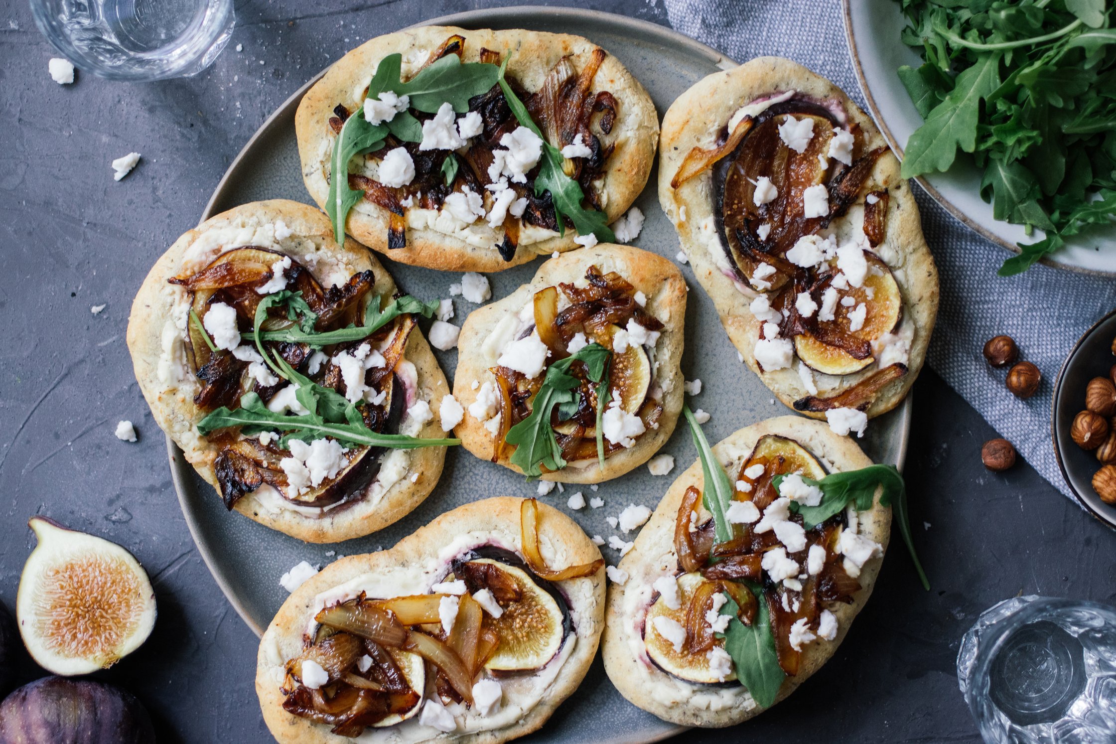 Vegane Flatbread Minipizza mit Feigen und Balsamico-Zwiebeln nach dem backen