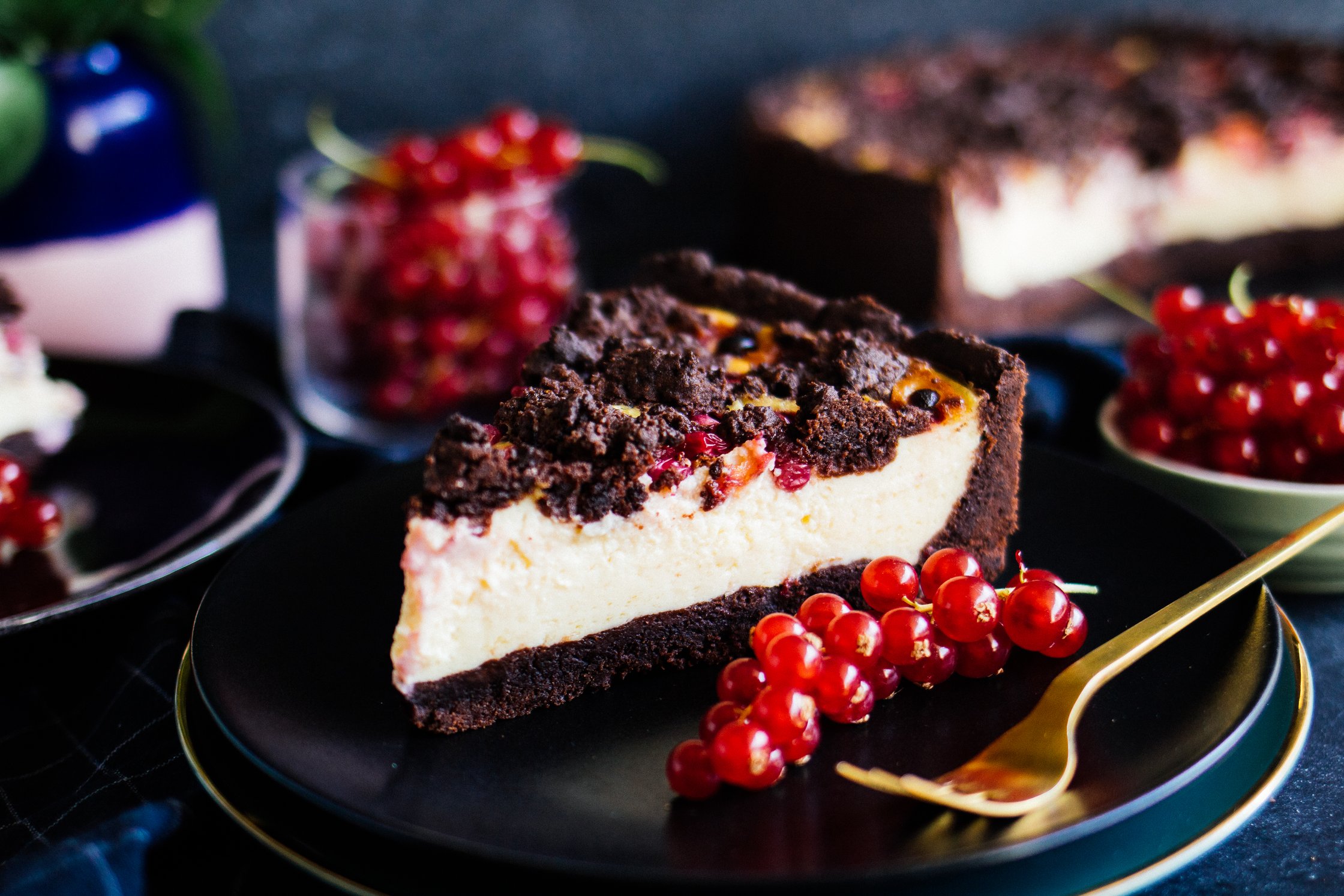 ein Stück veganer Käsekuchen mit Johannisbeeren