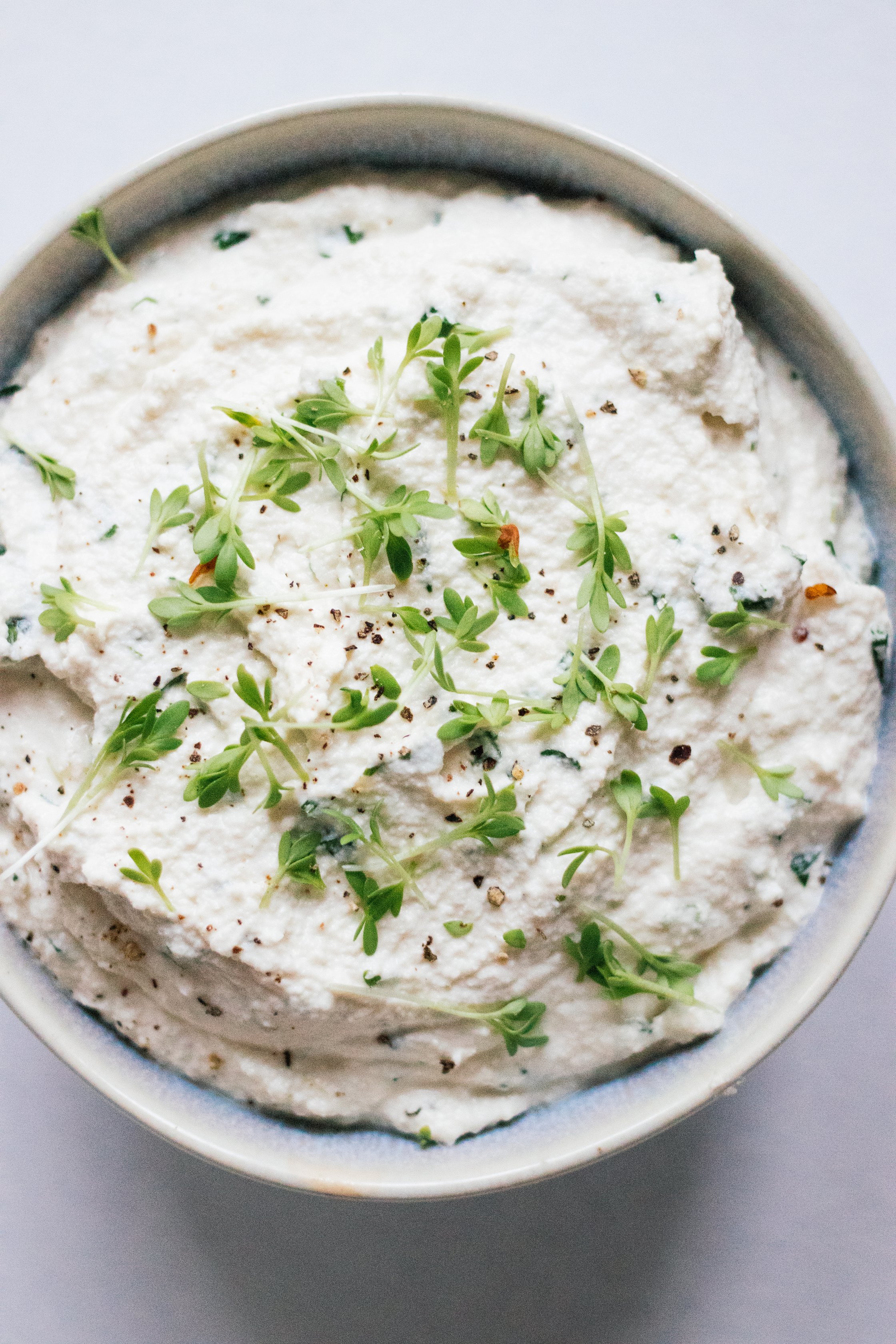 schüssel mit veganem frischkäse aus cashews
