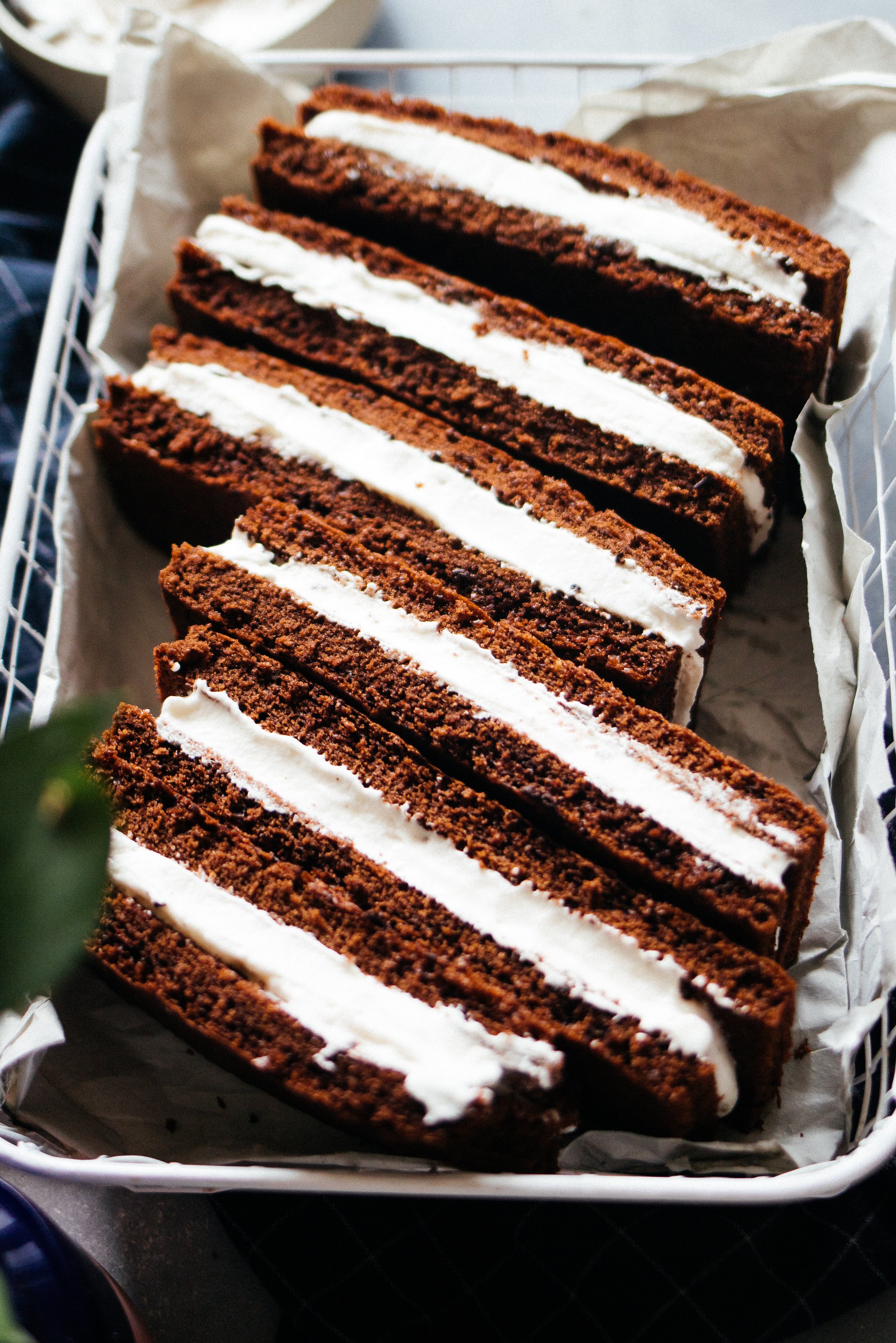 vegane Milchschnitten in einem Korb