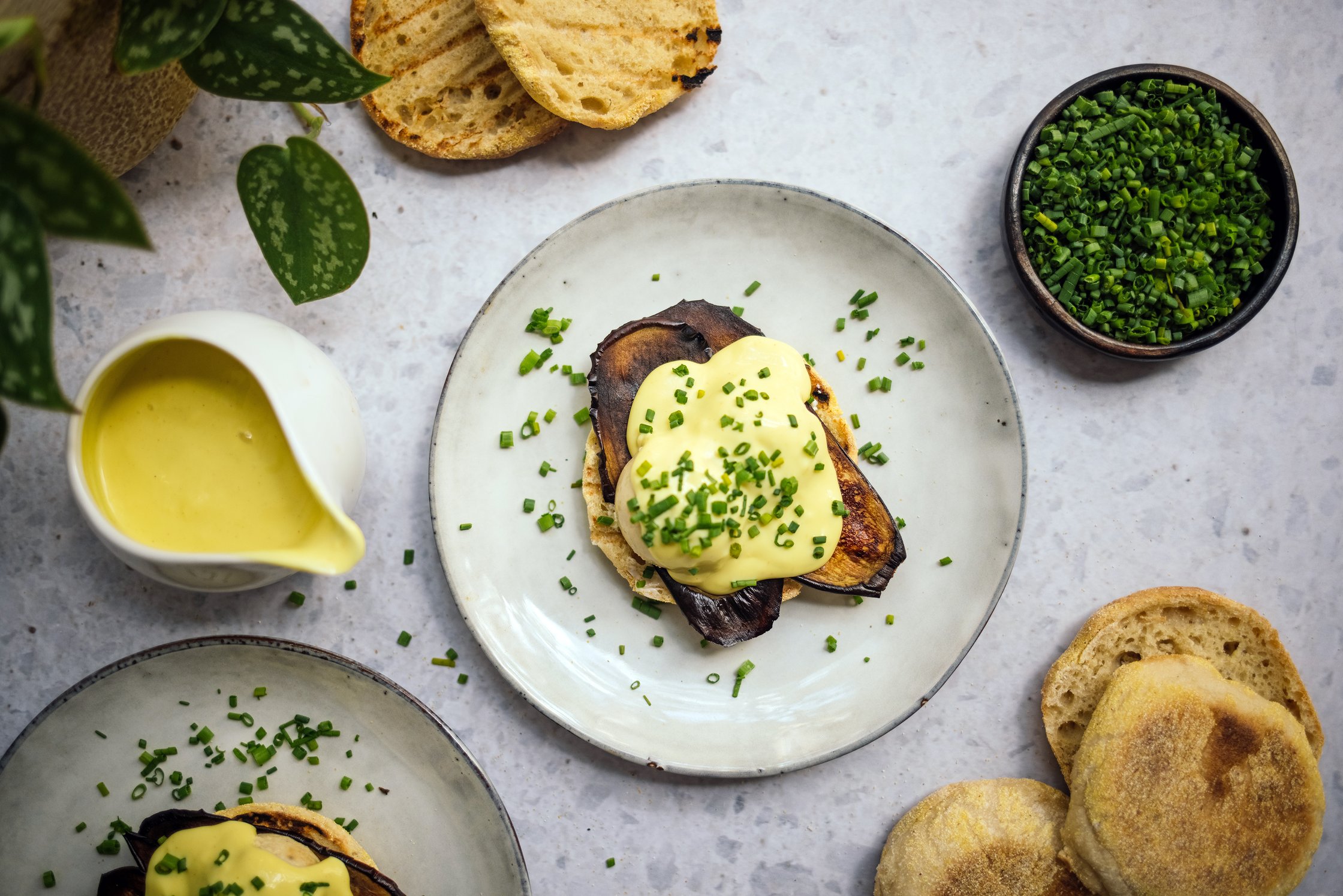 vegane eggs benedict auf dem tisch