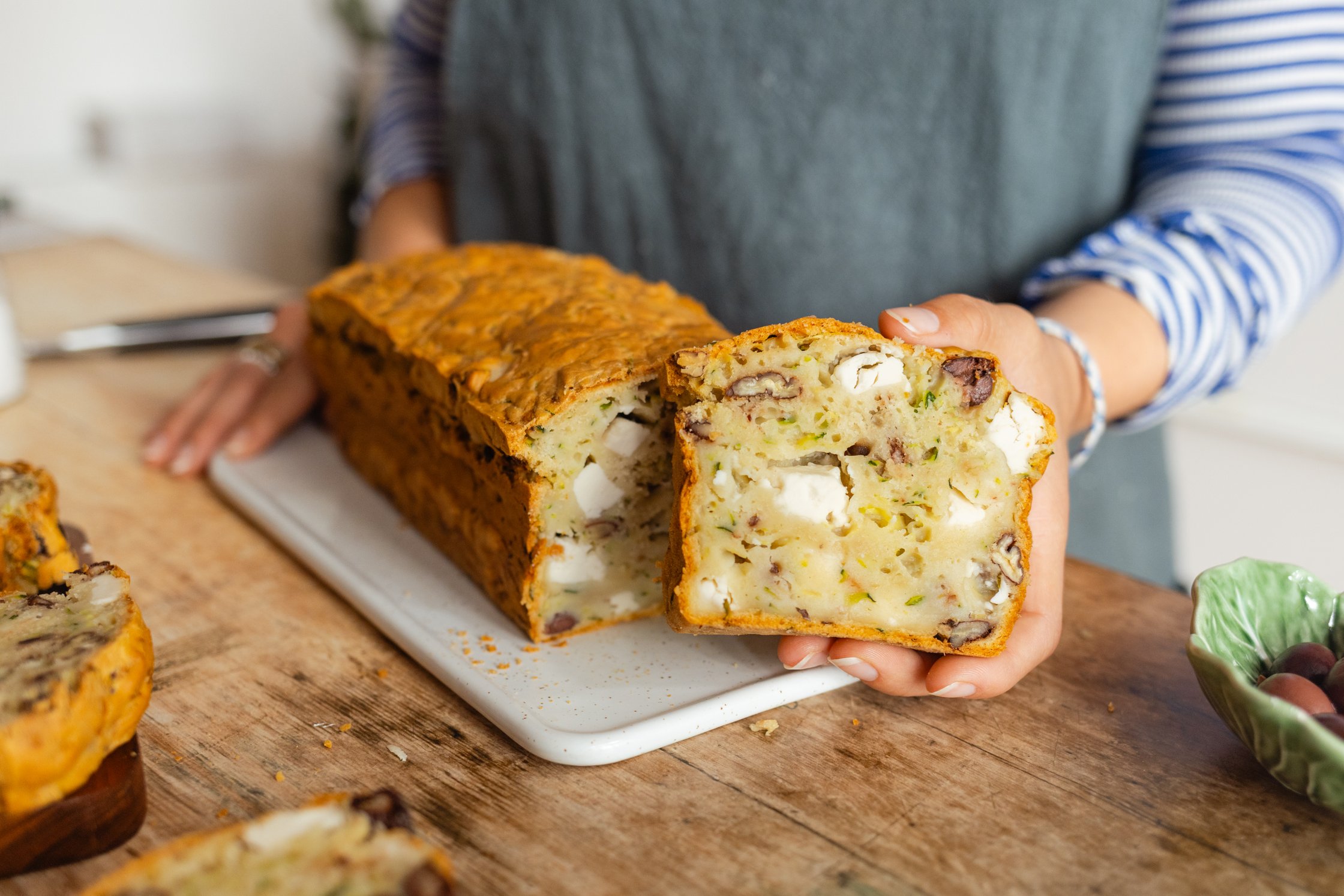 veganes Zucchinibrot in Scheiben geschnitten
