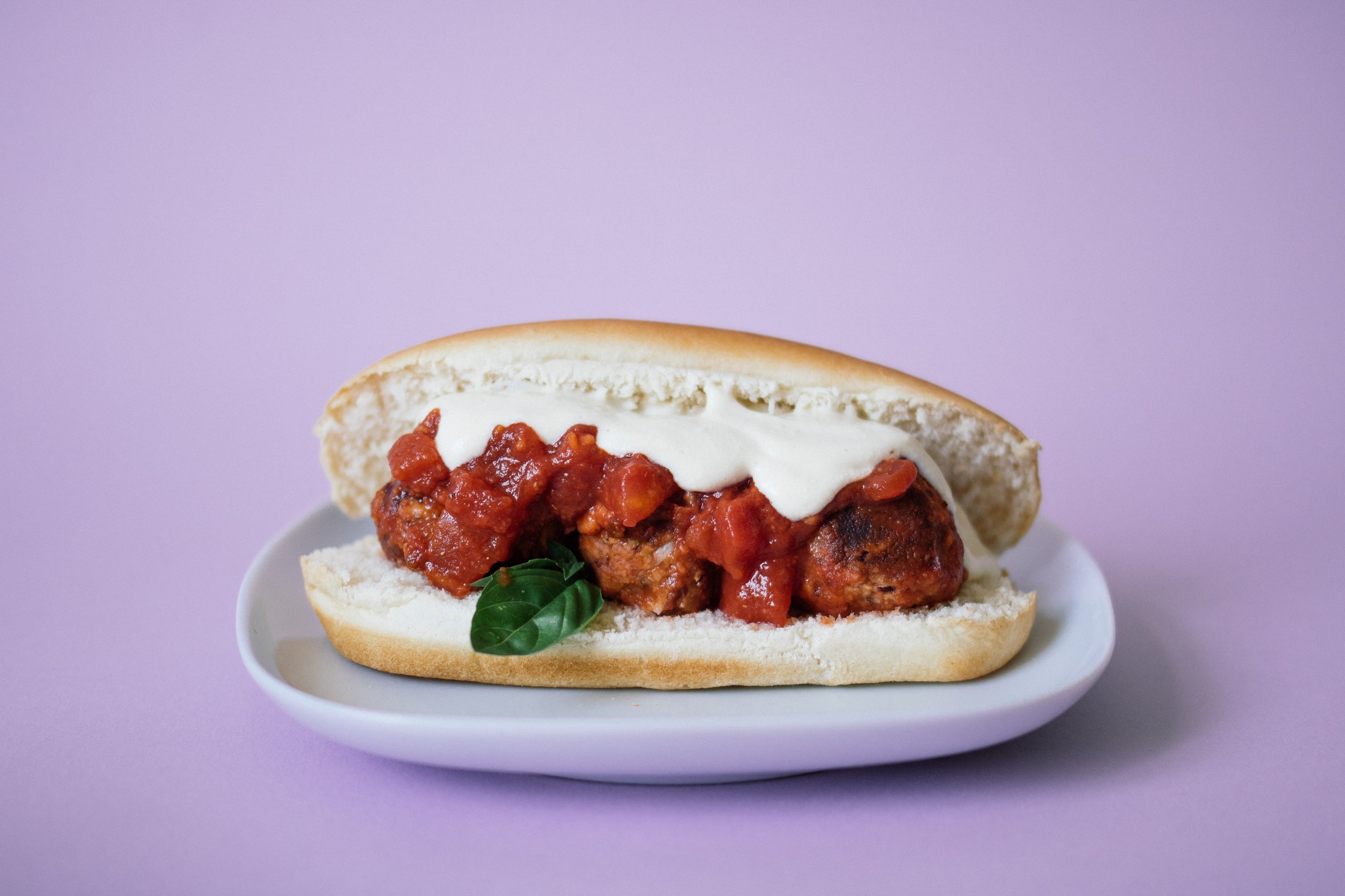 veganes meatball sandwich auf einem teller
