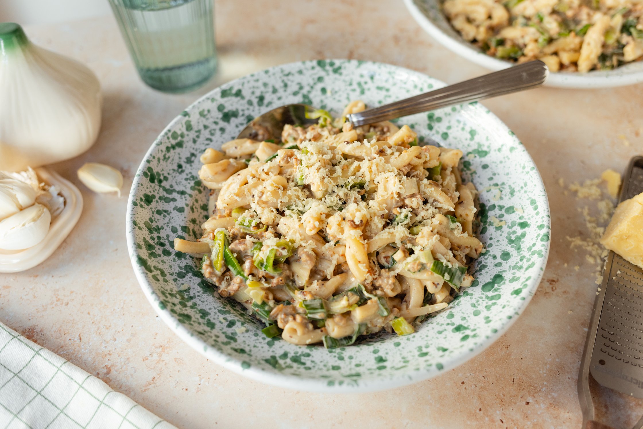 Fertige Pasta mit Parmesan im querformat