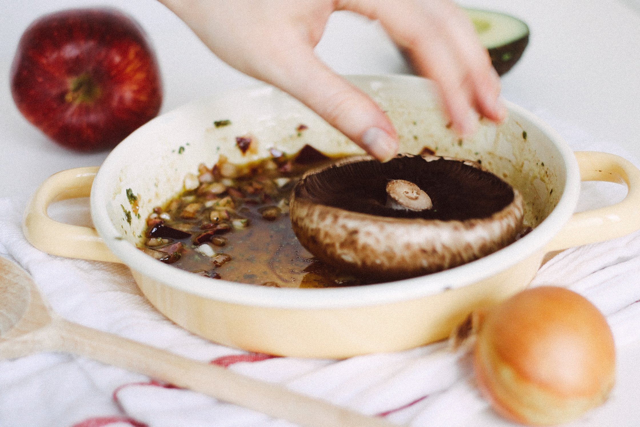 portobello wird in marinade gedippt