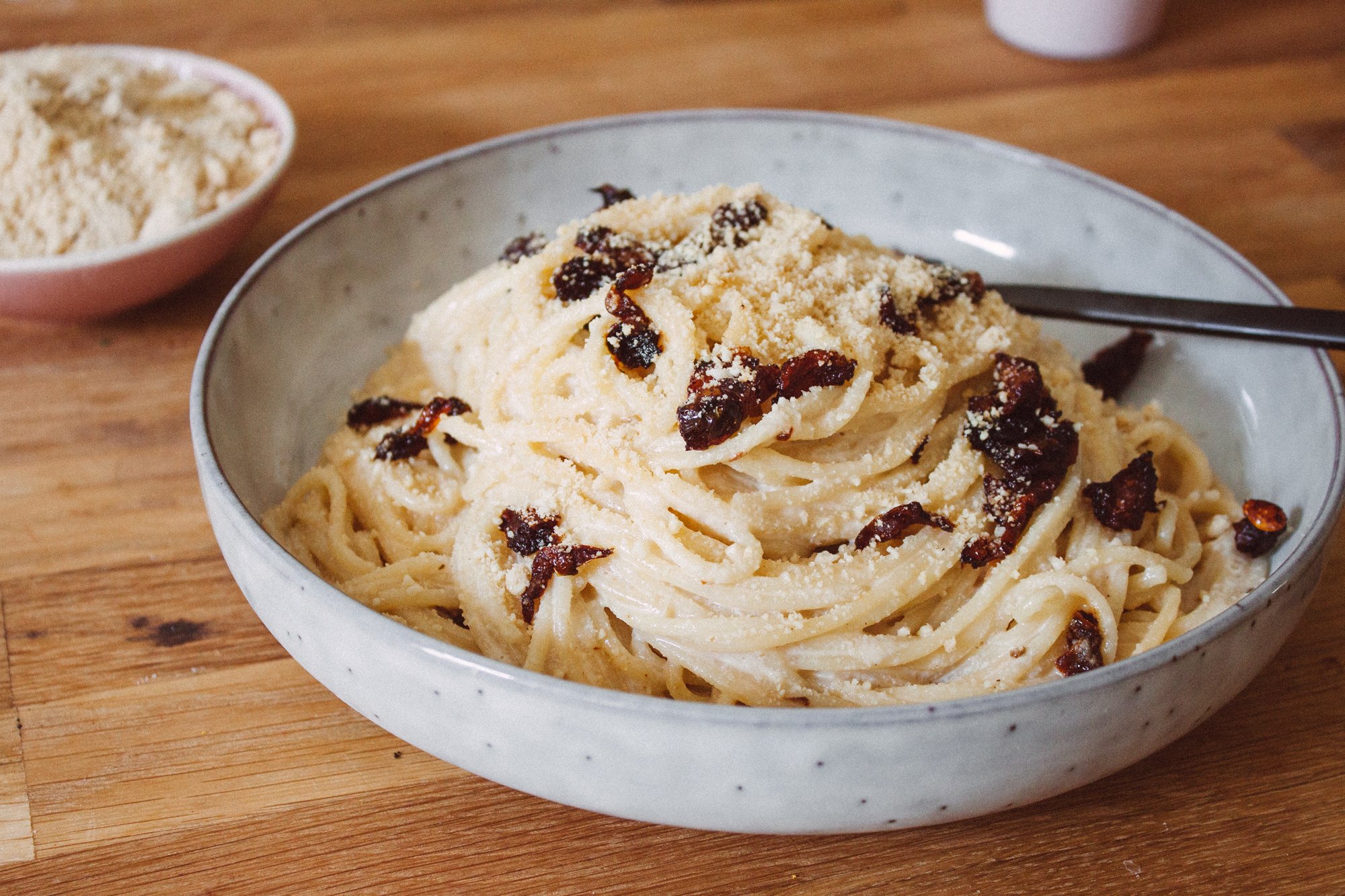 Vegane Spaghetti Carbonara auf einem Teller angerichtet