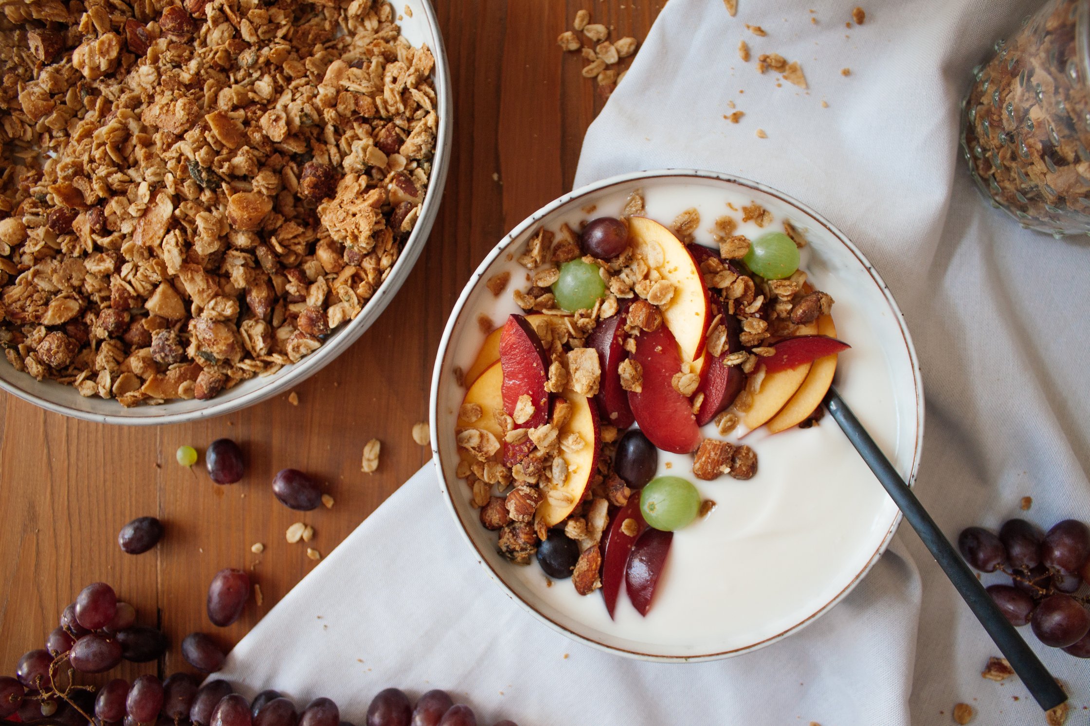 frühstücksschüssel mit veganem joghurt, obst und tahini granola