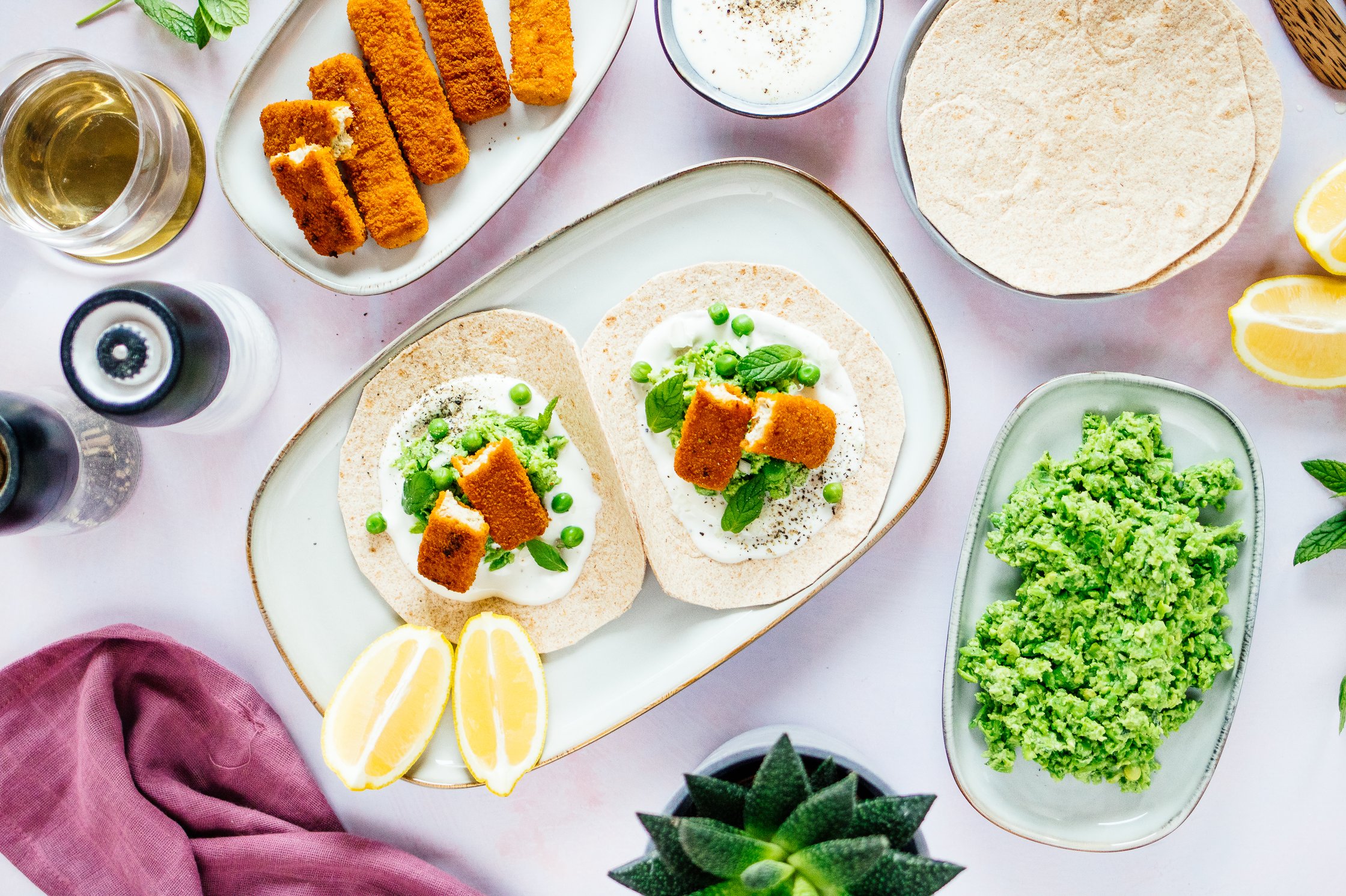 vegane Tacos mit Fischstäbchen und Erbsen-Minz-Püree