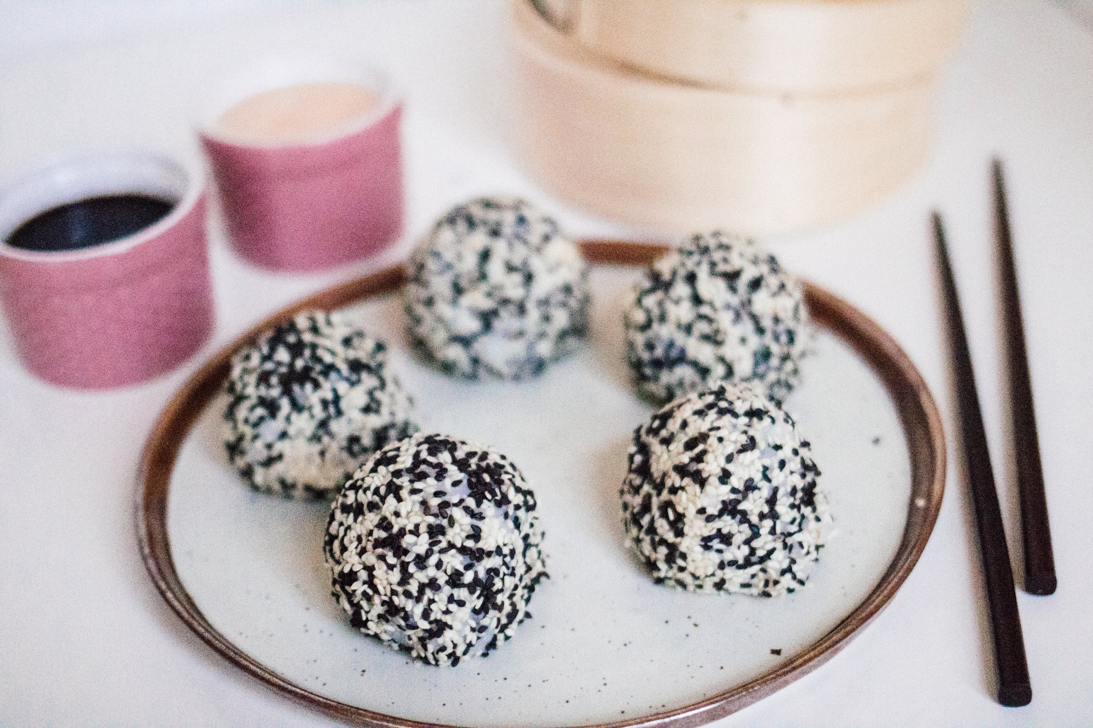 Vegane Onigiri Balls liegen neben Ess-Stäbchen