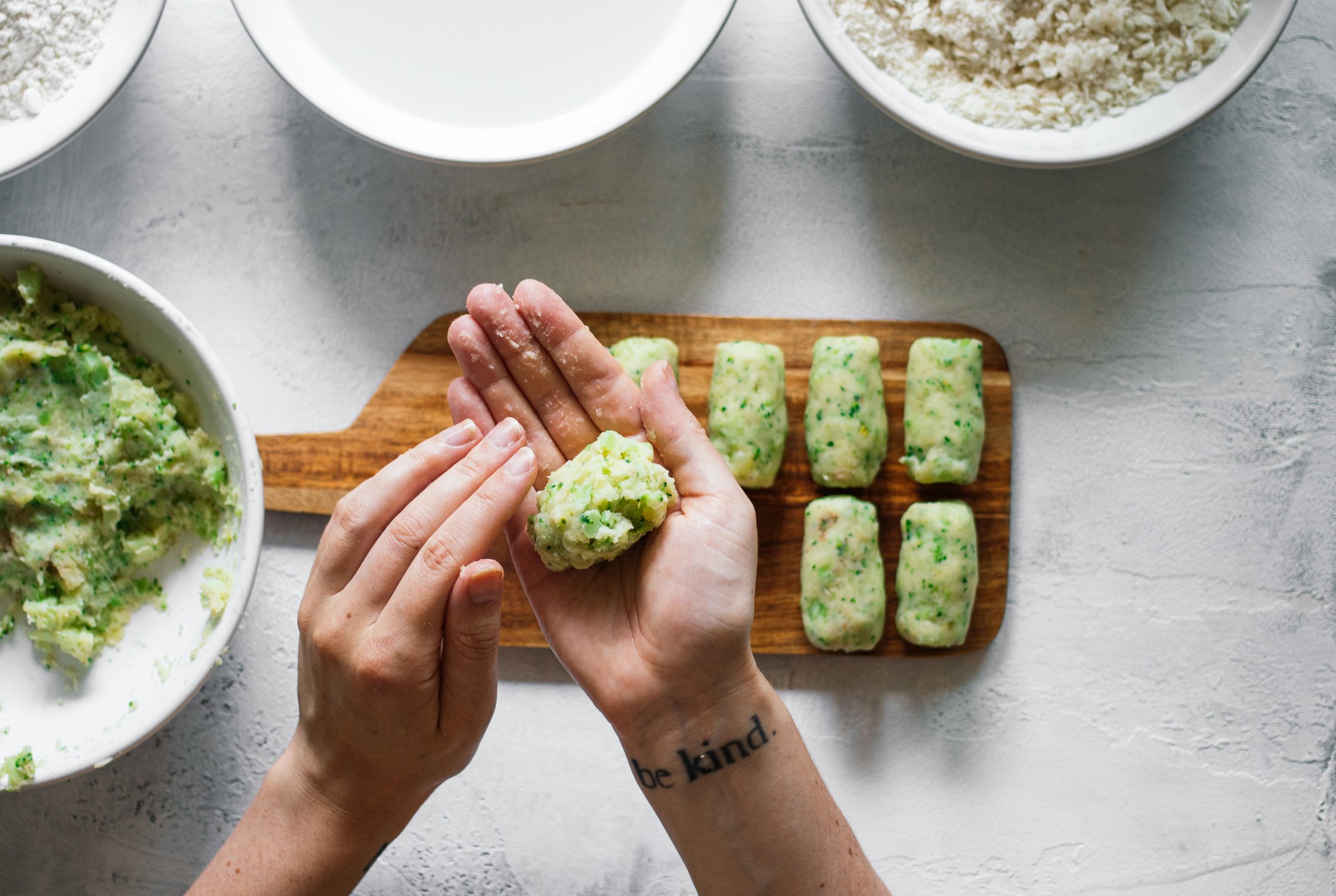 vegane brokkoli kroketten mit der hand formen