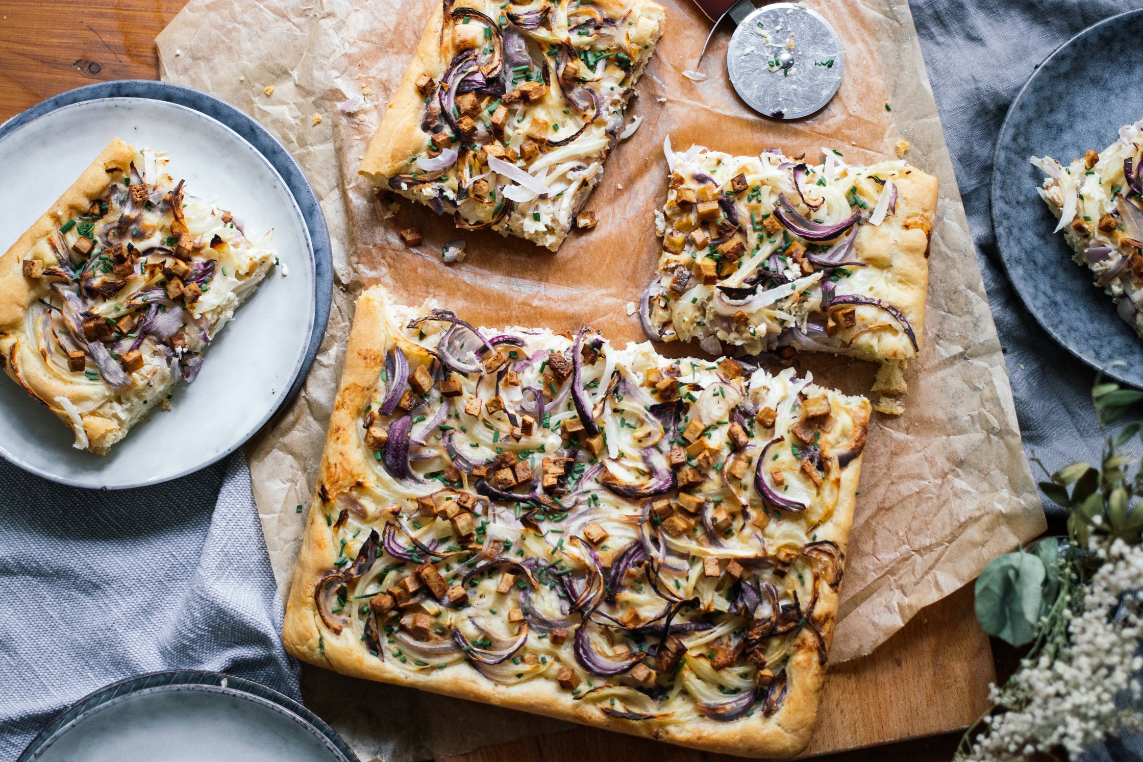 Veganer Zwiebelkuchen vom Blech nach dem backen