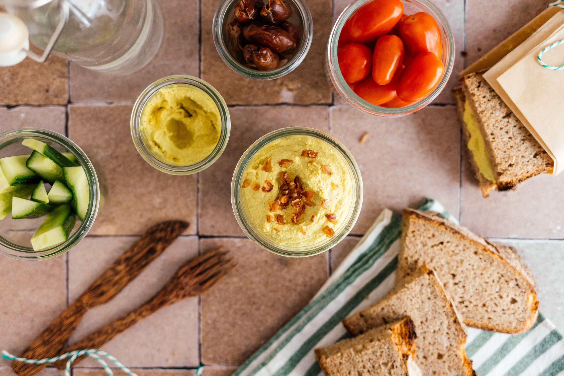 veganer Aufstrich, Gemüse und Brot vorbereitet für ein Picknick