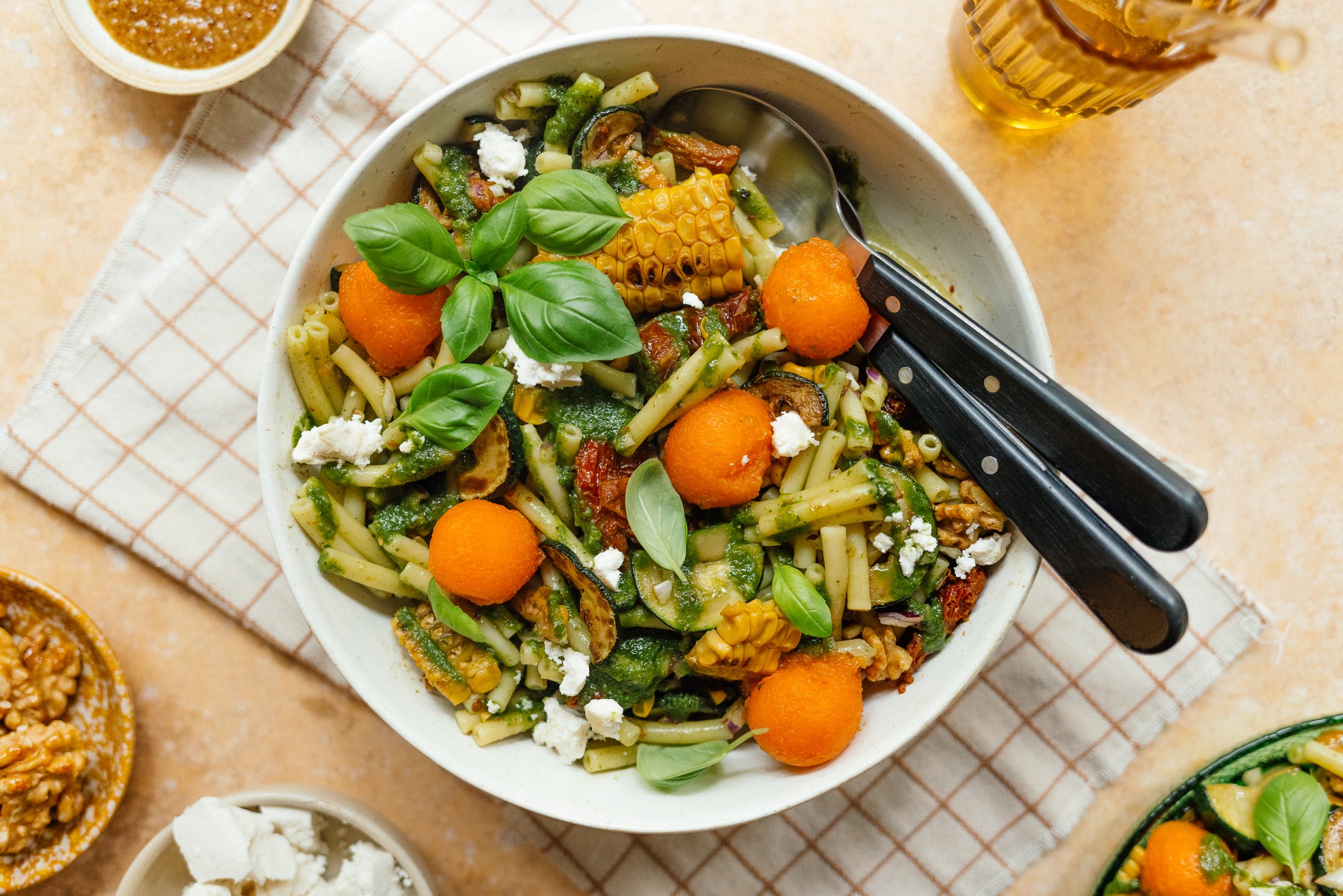 schneller Nudelsalat neben Veganer Leberkäse