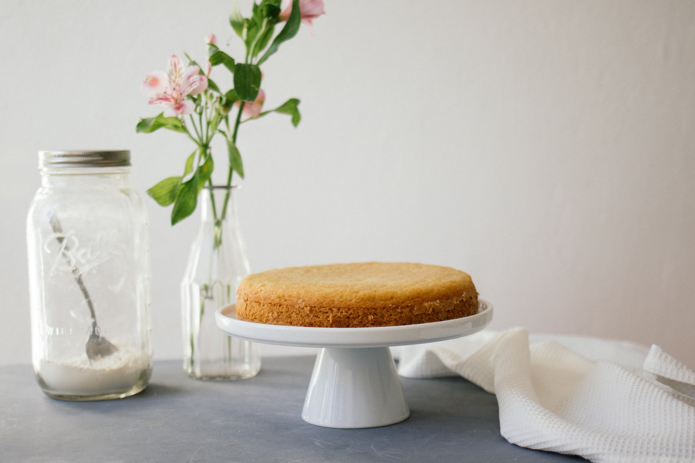 Kuchen auf Tisch neben Blumen