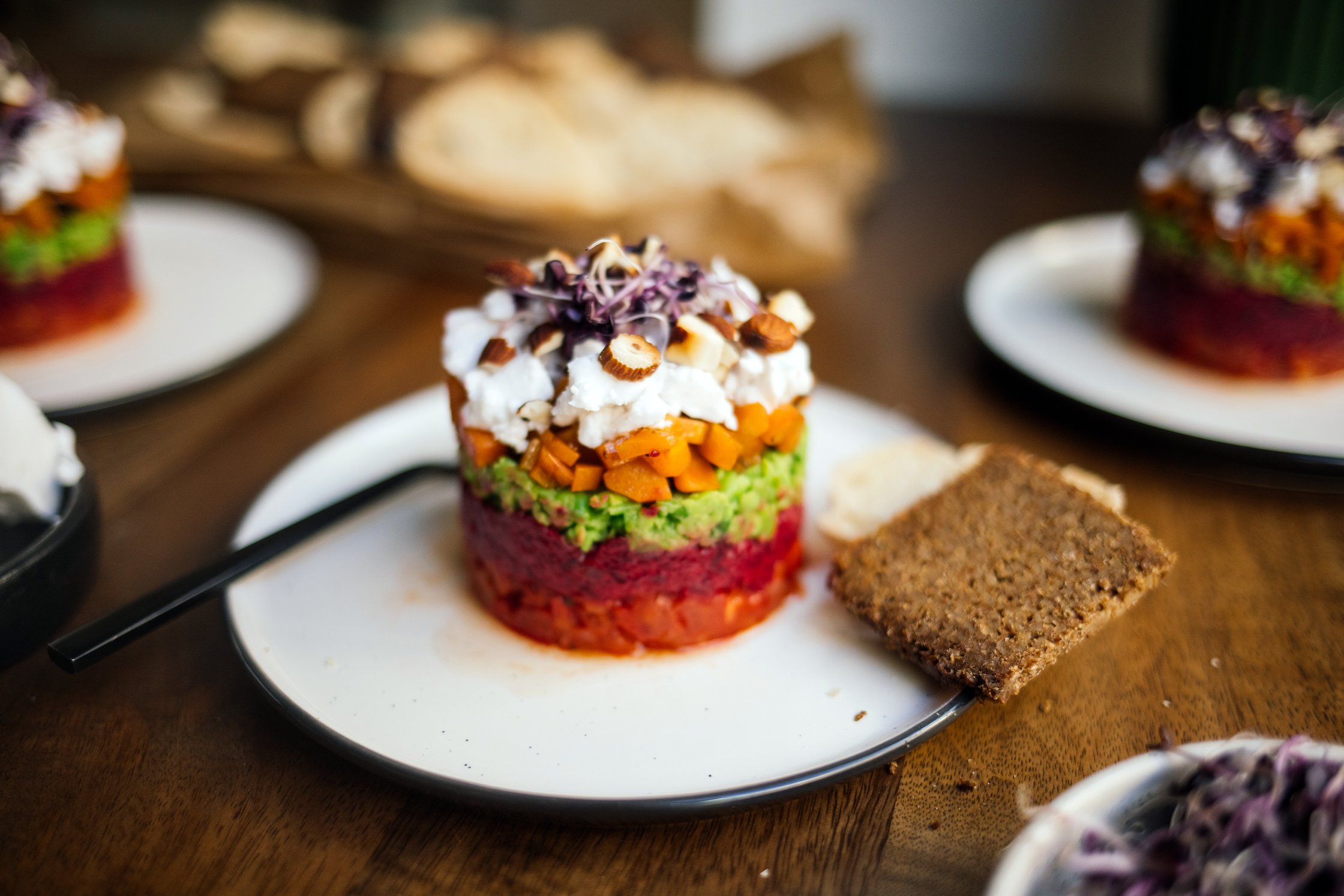 Veganes Tatar mit Rote Bete, Tomaten, Erbsen und Möhrenlachs, serviert mit brot
