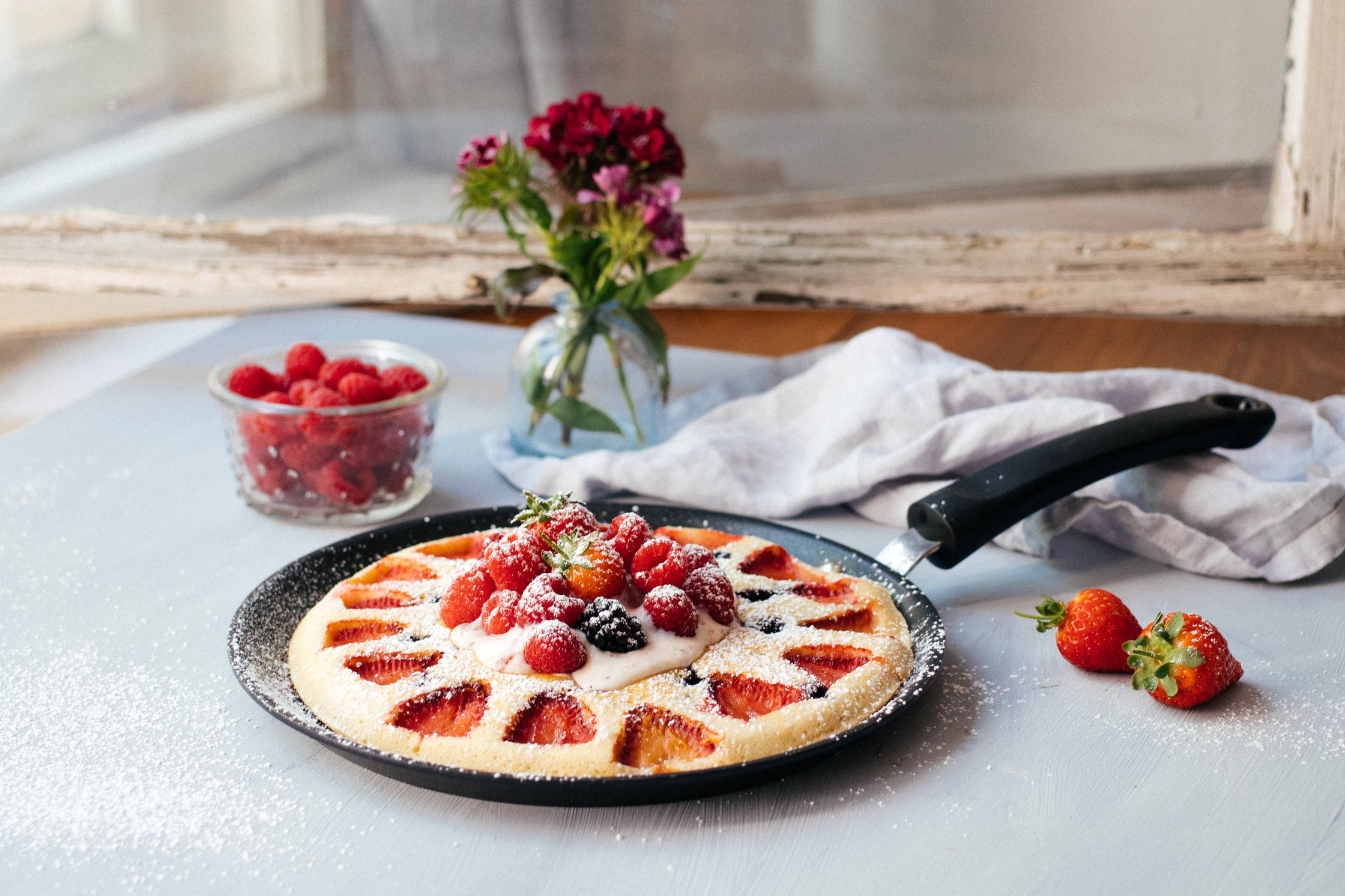 veganer Pfannen-Pancake mit Beeren