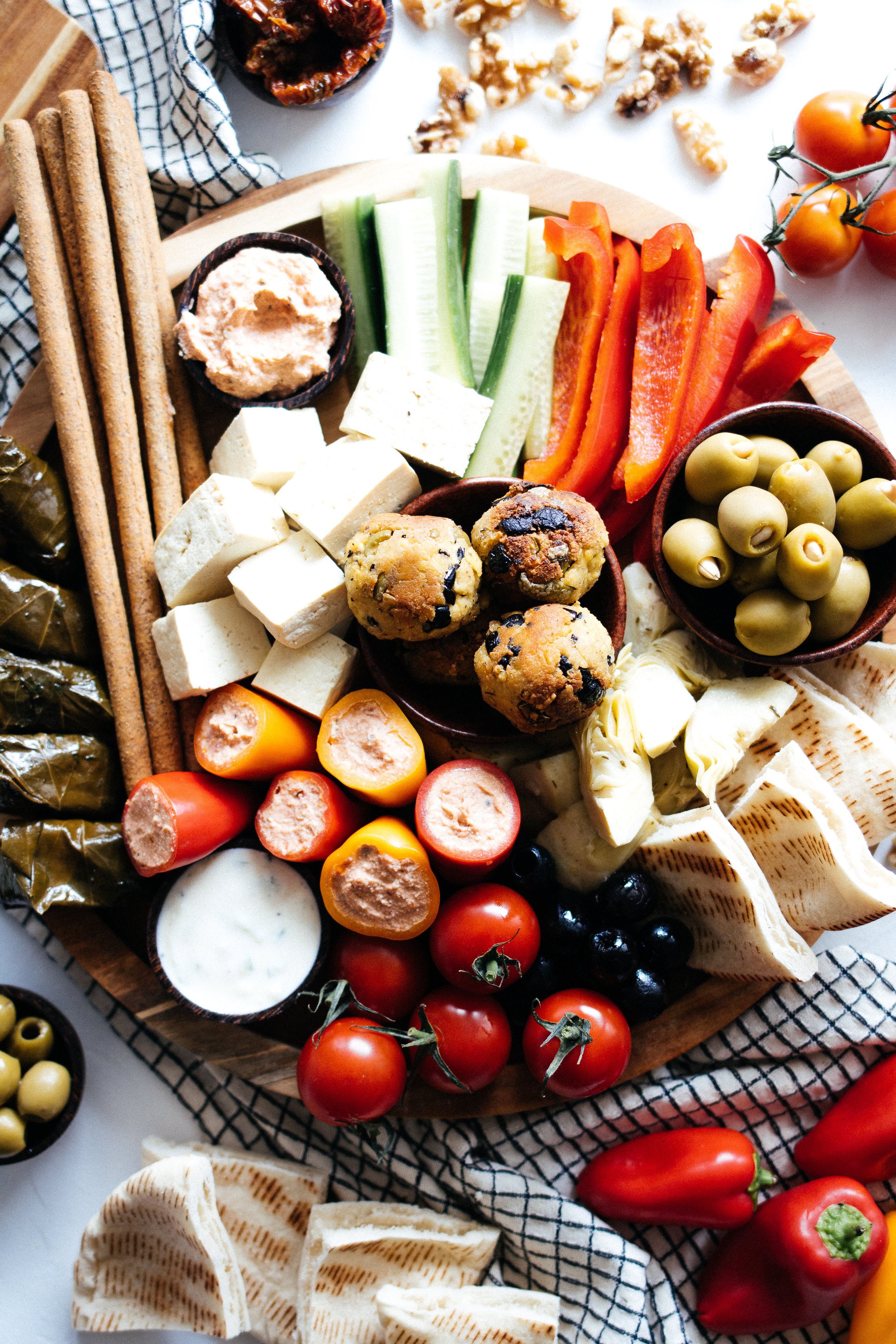 eine vegane Mezze Platte mit Gemüse und Aufstrichen