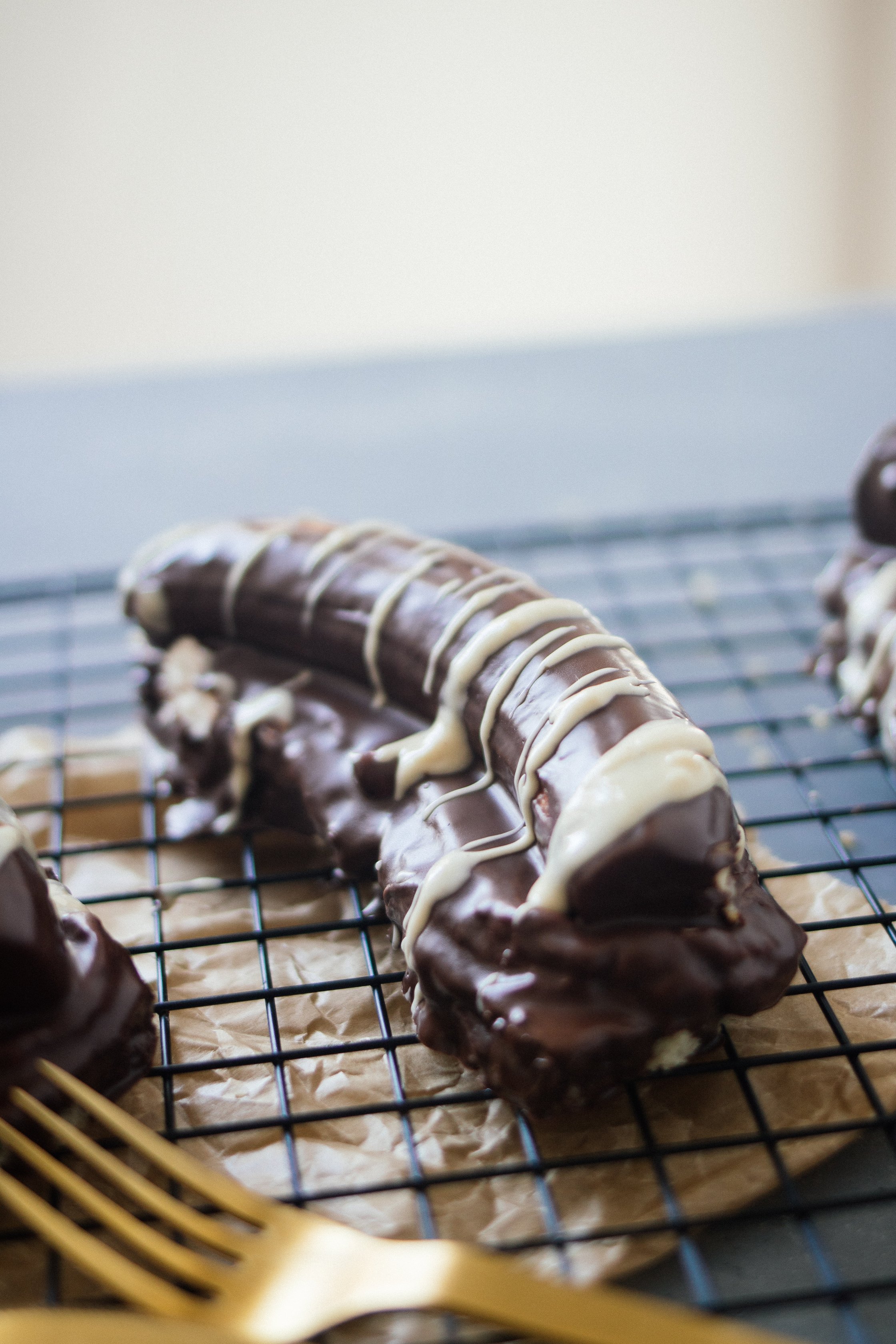 Vegane Schokobanane auf einem Gitter