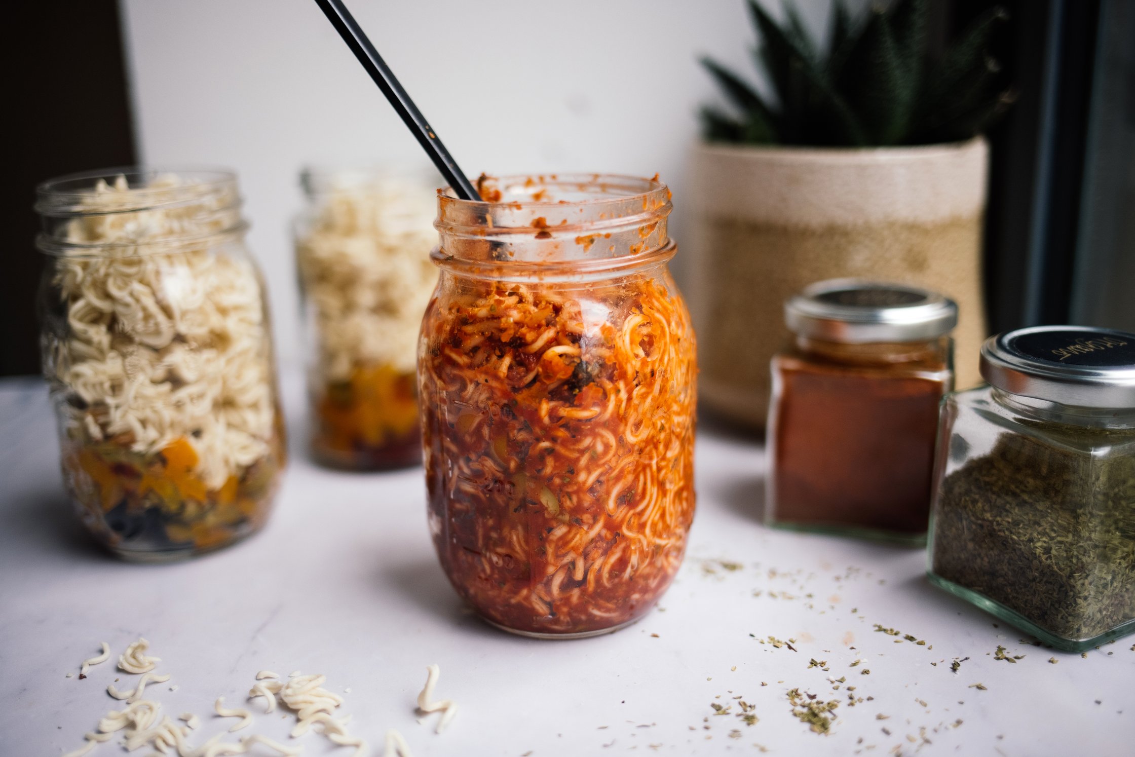 fertige vegane 5 minuten terrine mit nudeln in tomatensoße
