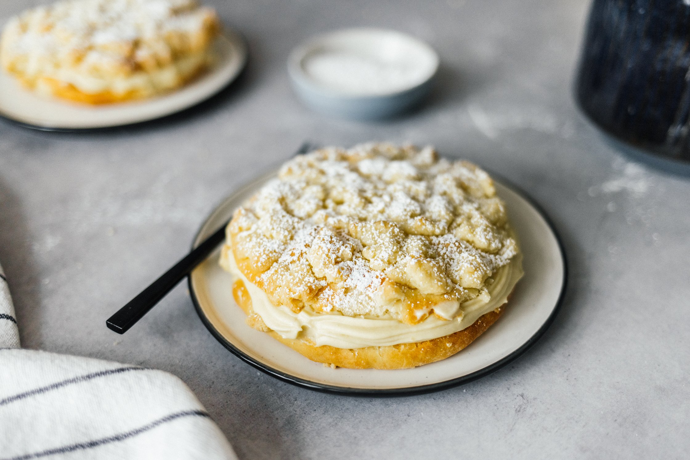 Vegane Streuseltaler mit Puddingfüllung auf Tellern