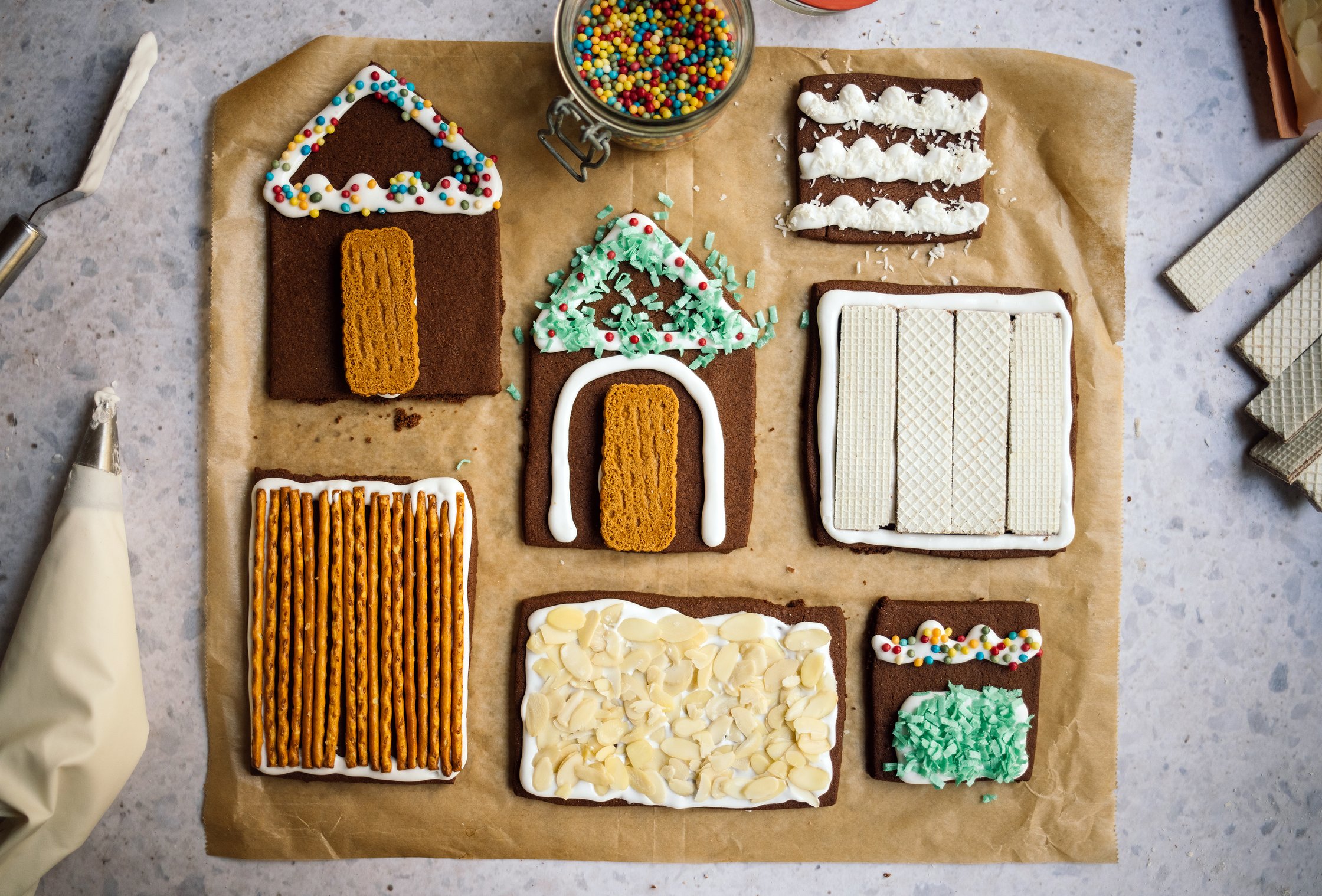 dekorierte einzelteile für veganes lebkuchenhaus