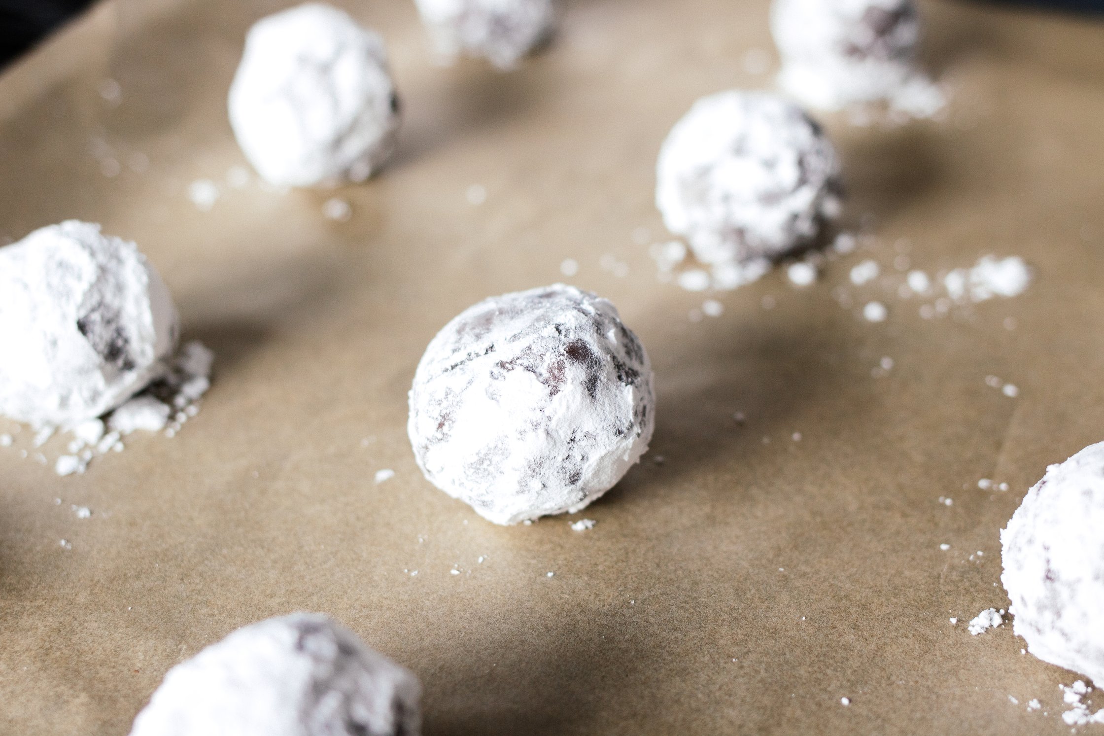 vegan chocolate crincle cookies with powdered sugar