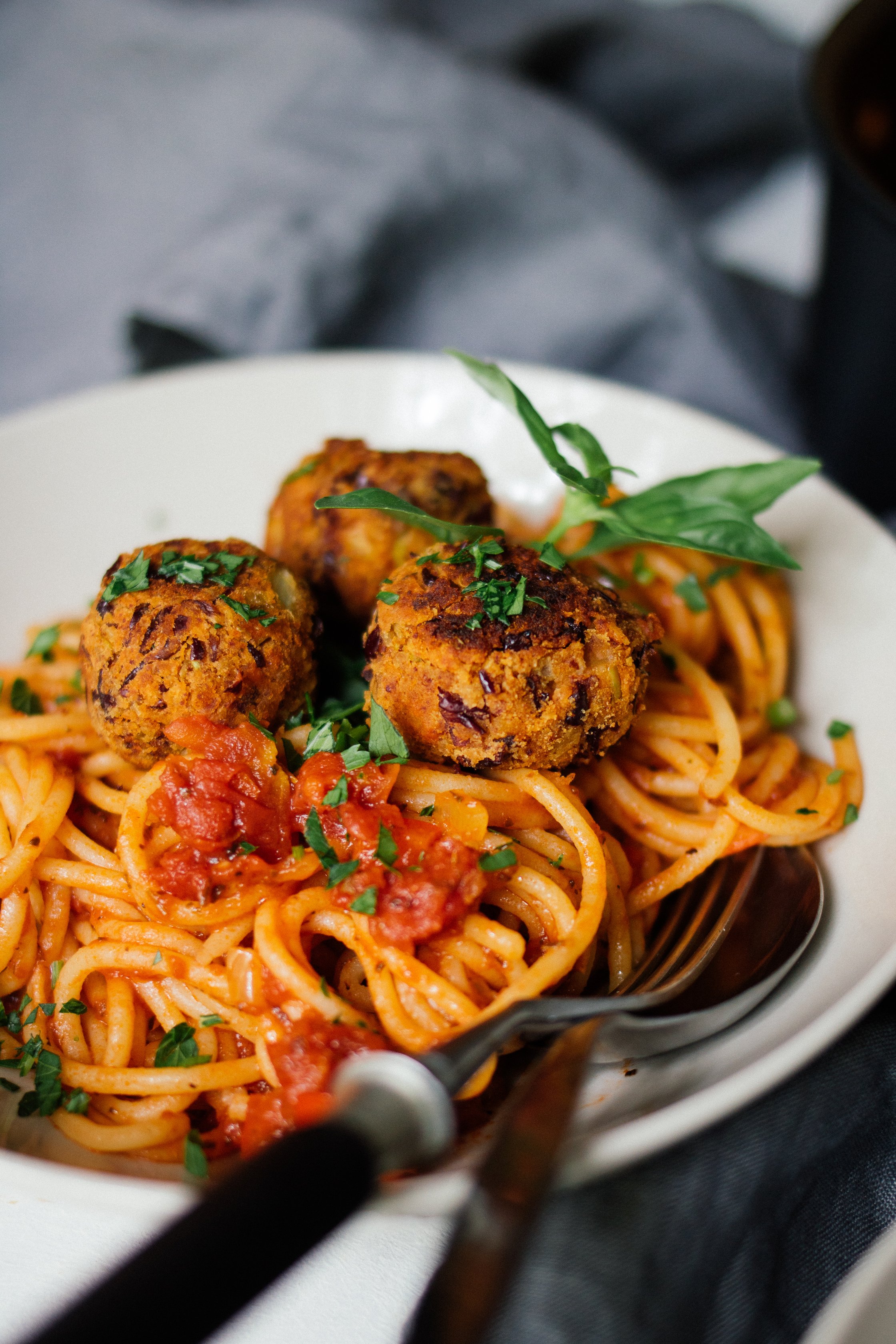Spaghetti mit Fleischbällchen in der Pfanne