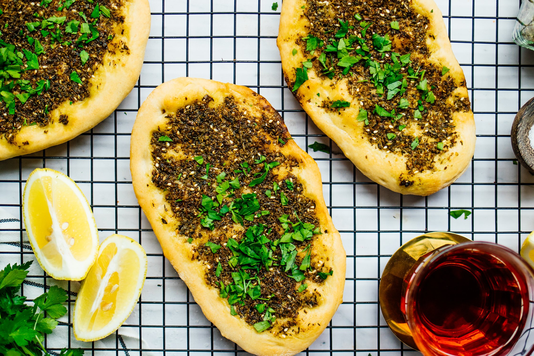 vegane Manakish auf einem Gitter