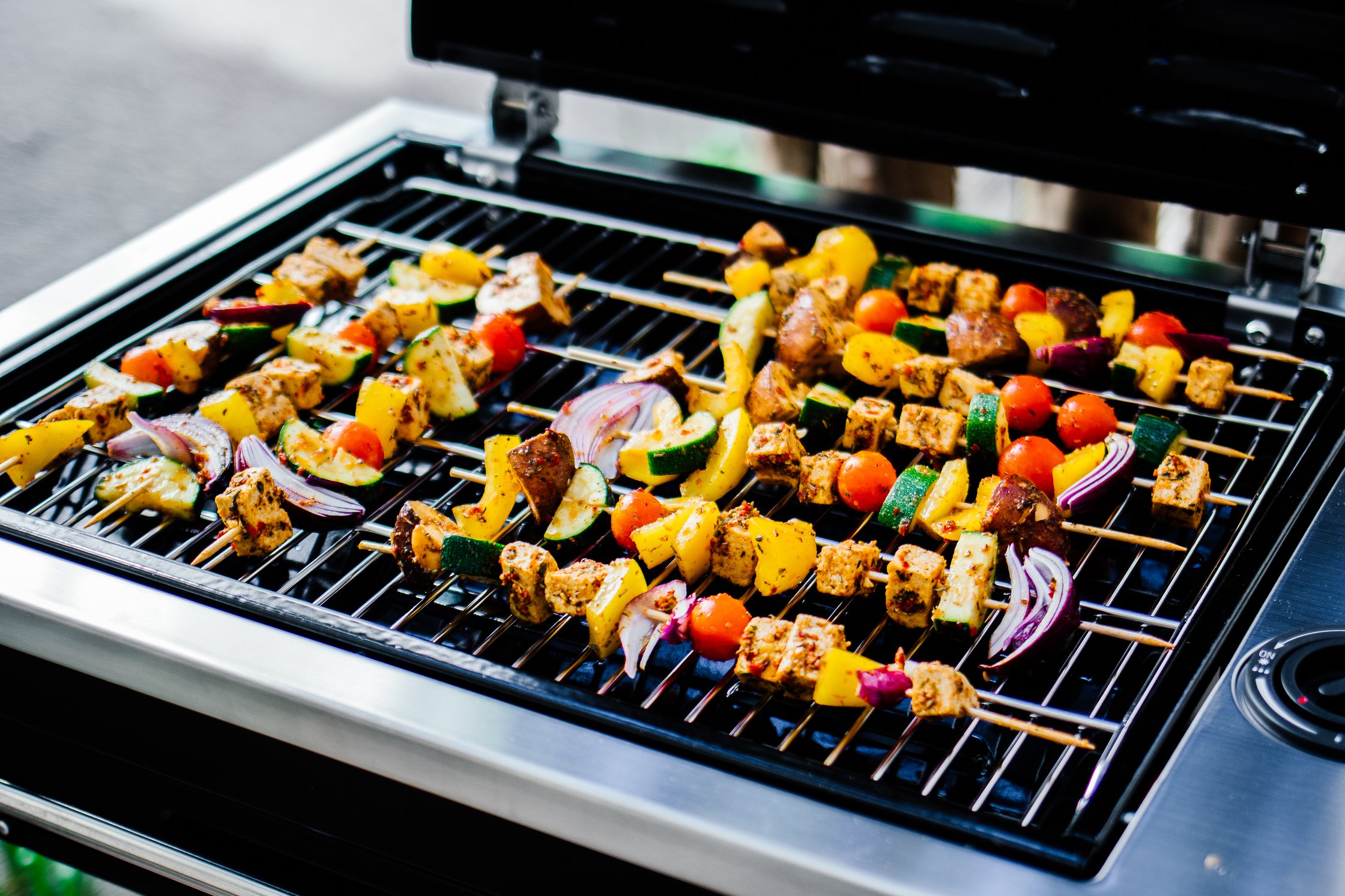 vegane Tofu-Spieße auf dem Grill