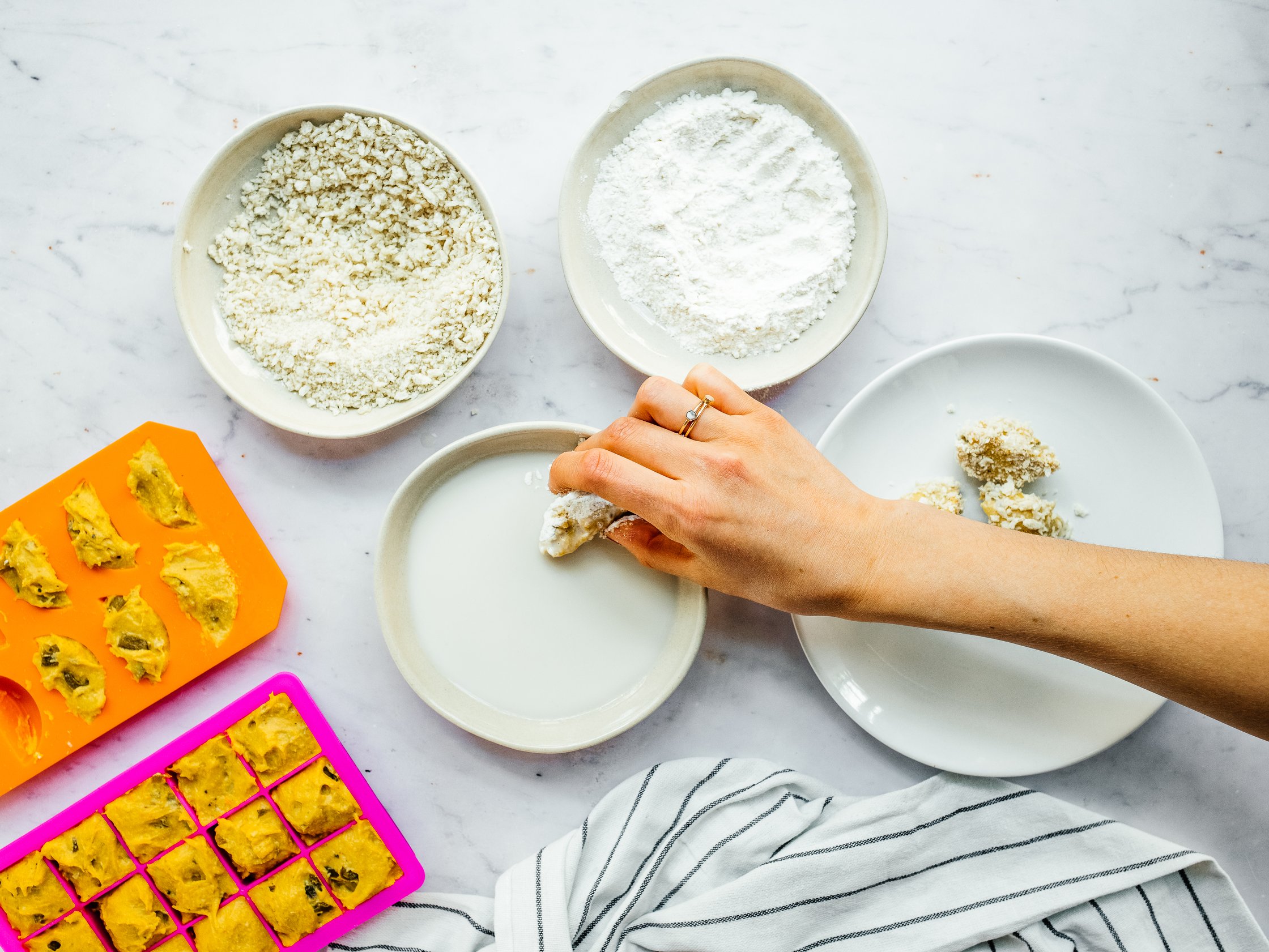 vegane Käsefüllung wird paniert