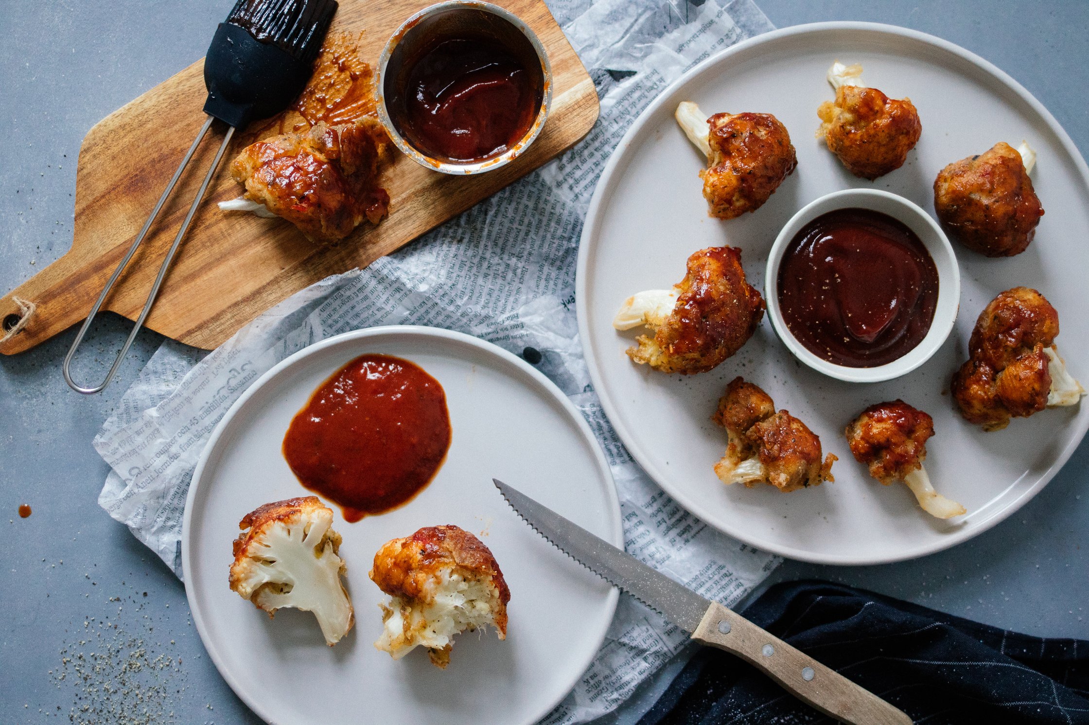 Chicken Wings liegen auf zwei Tellern