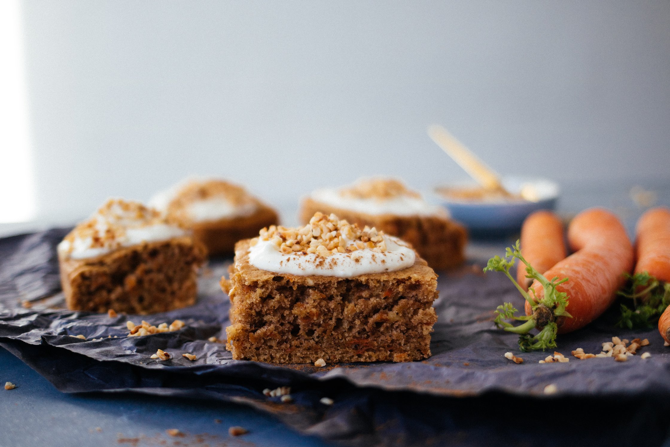 Veganer Karottenkuchen mit Frosting und Haselnüssen